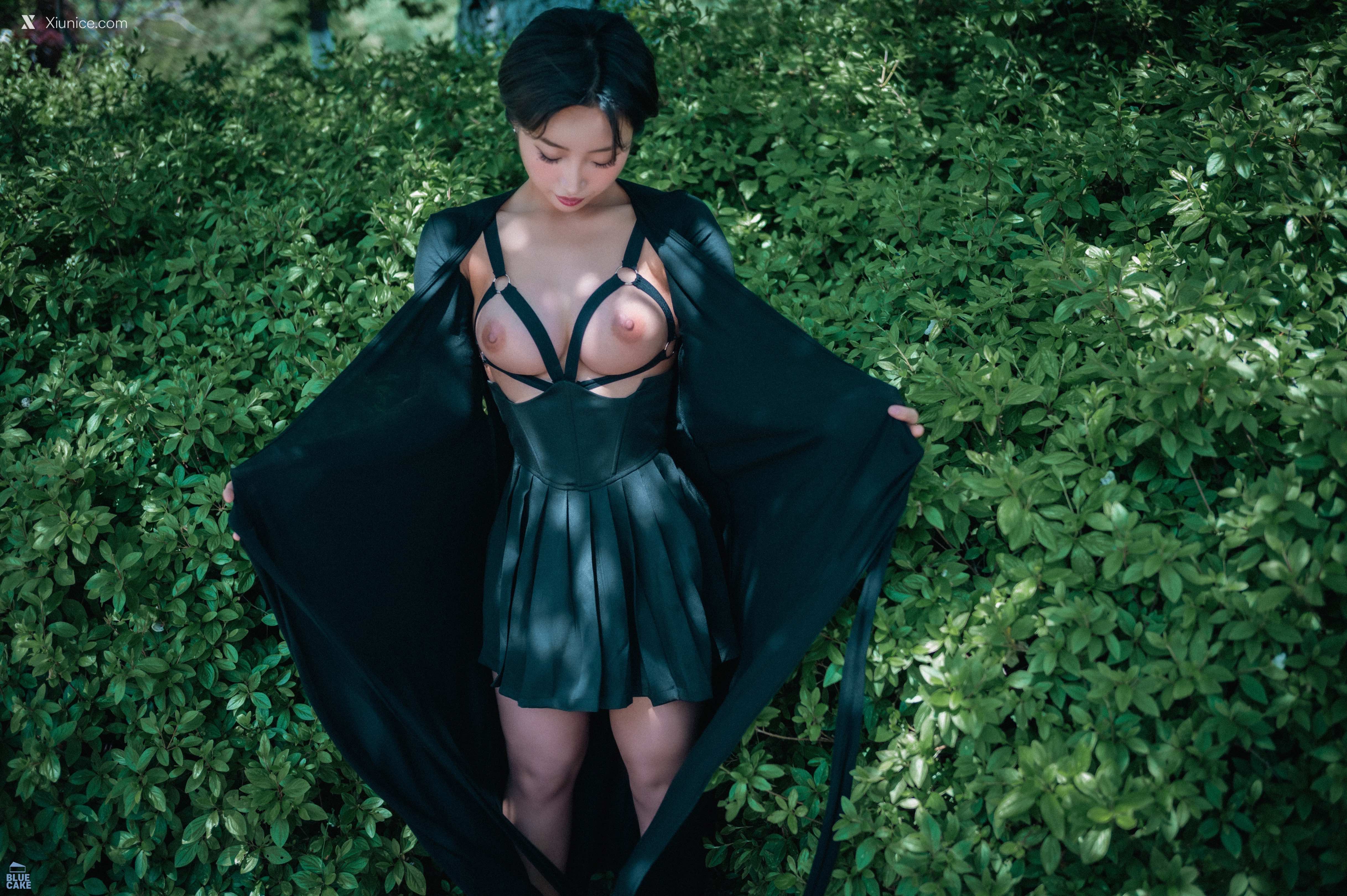 BLUECAKE Booty Queen – Walk in The Park 4K