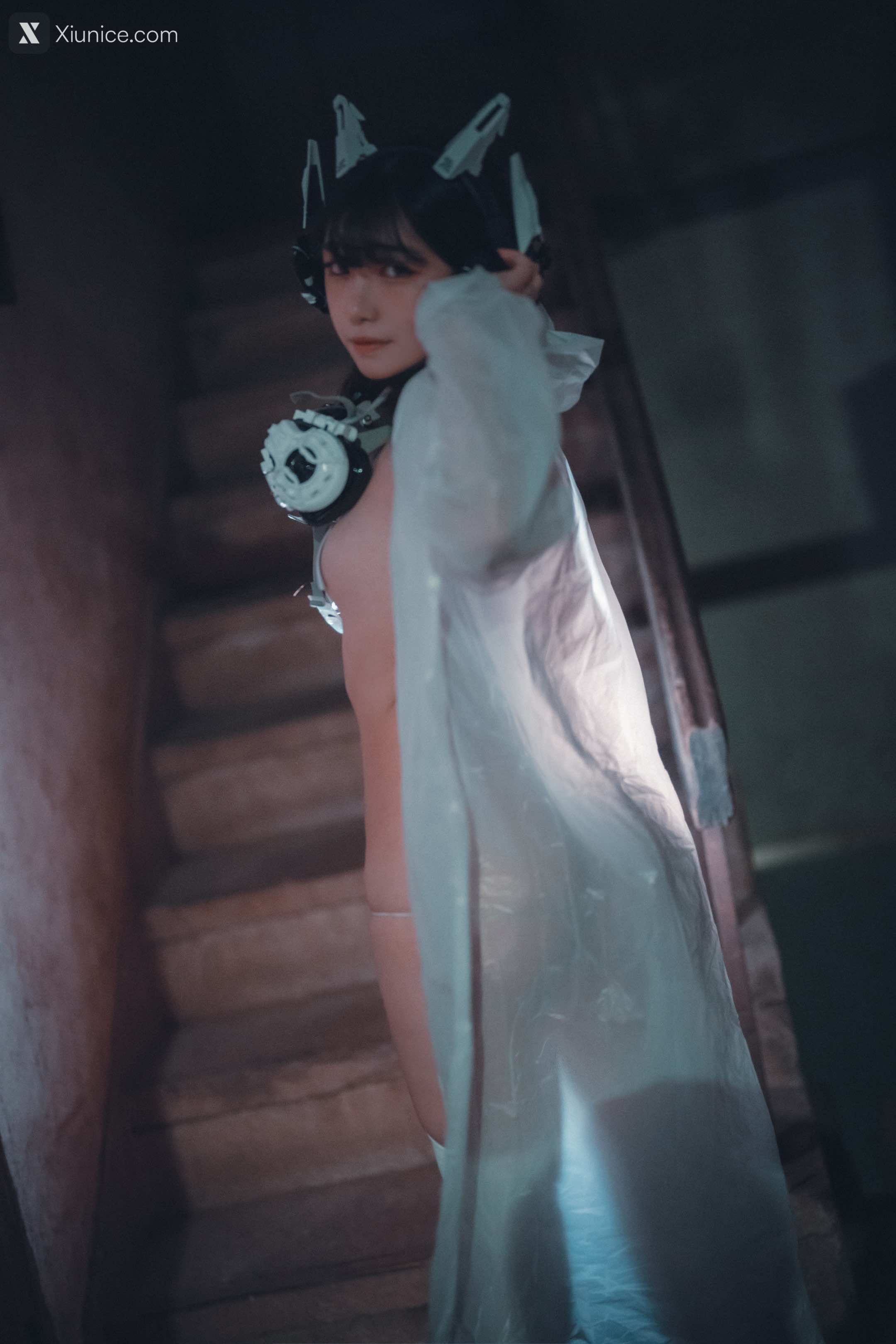 DJAWA Photo – Sonson (손손) – Vagabundo de la Noche (Masked-girl in raincoat) 4K