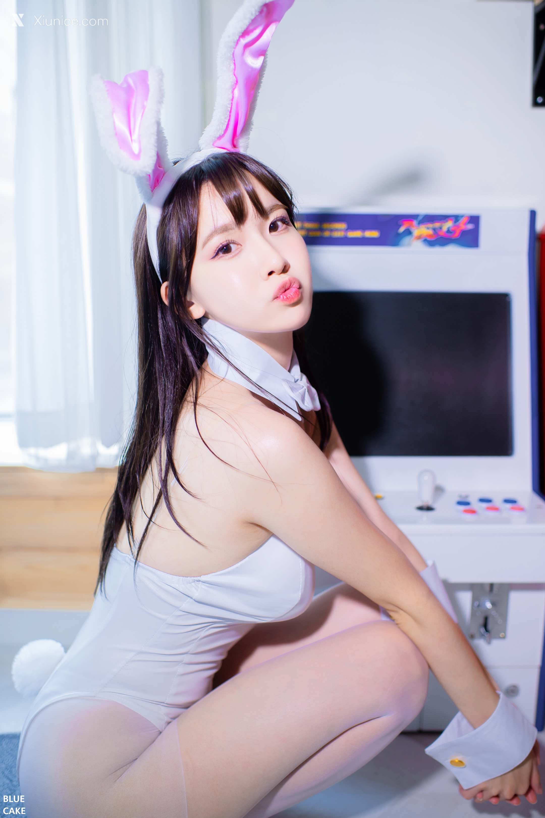 BLUECAKE Ahrin – White Black Bunny – BlueCake 4K