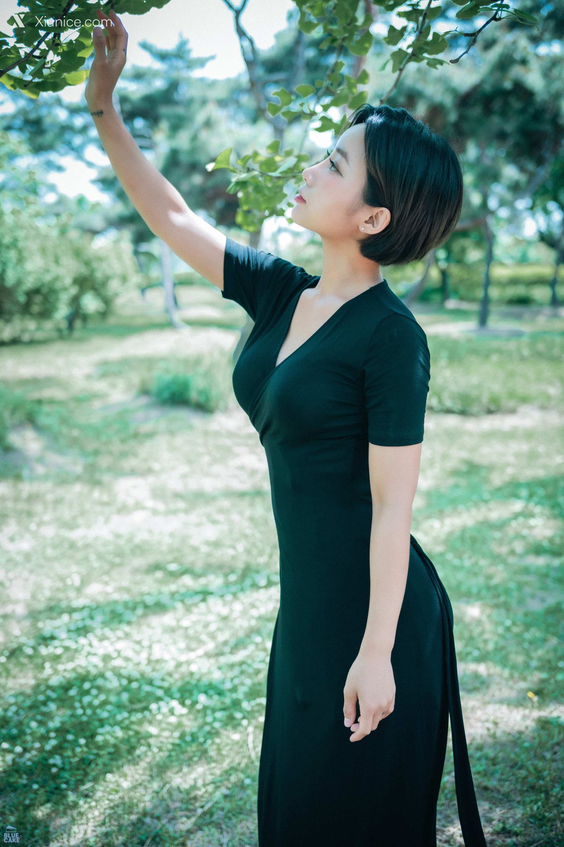 BLUECAKE Booty Queen – Walk in The Park 4K