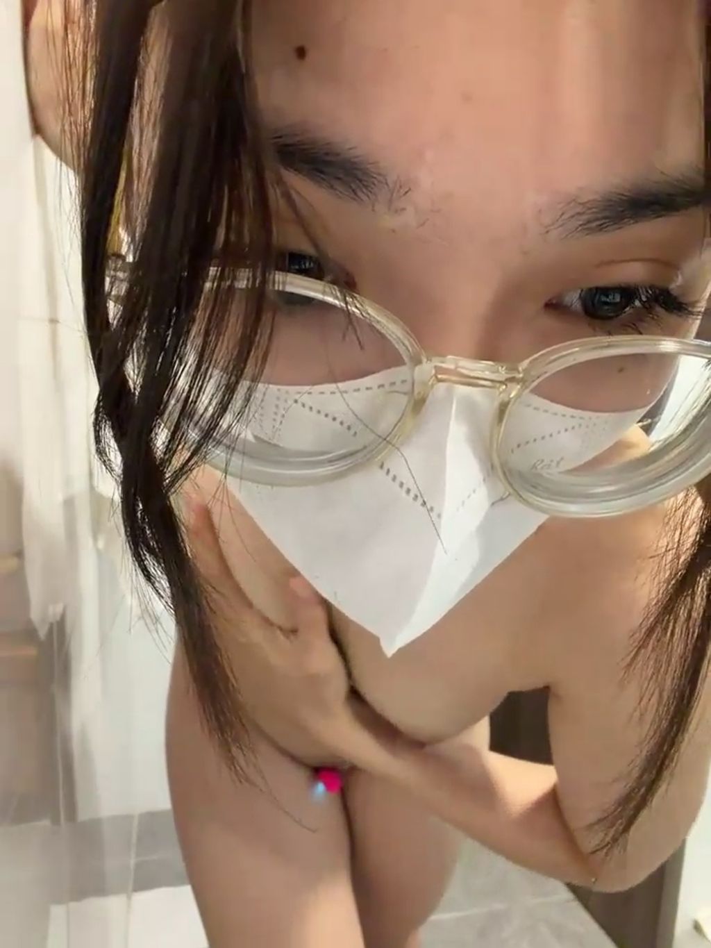 咪咪馋： 眼镜大学生下海 极品翘臀