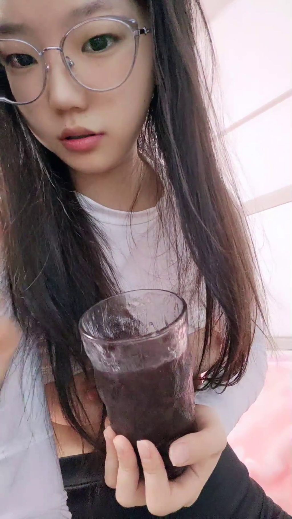 爱玩儿的雯雯： 眼镜学妹被男友无情啪啪
