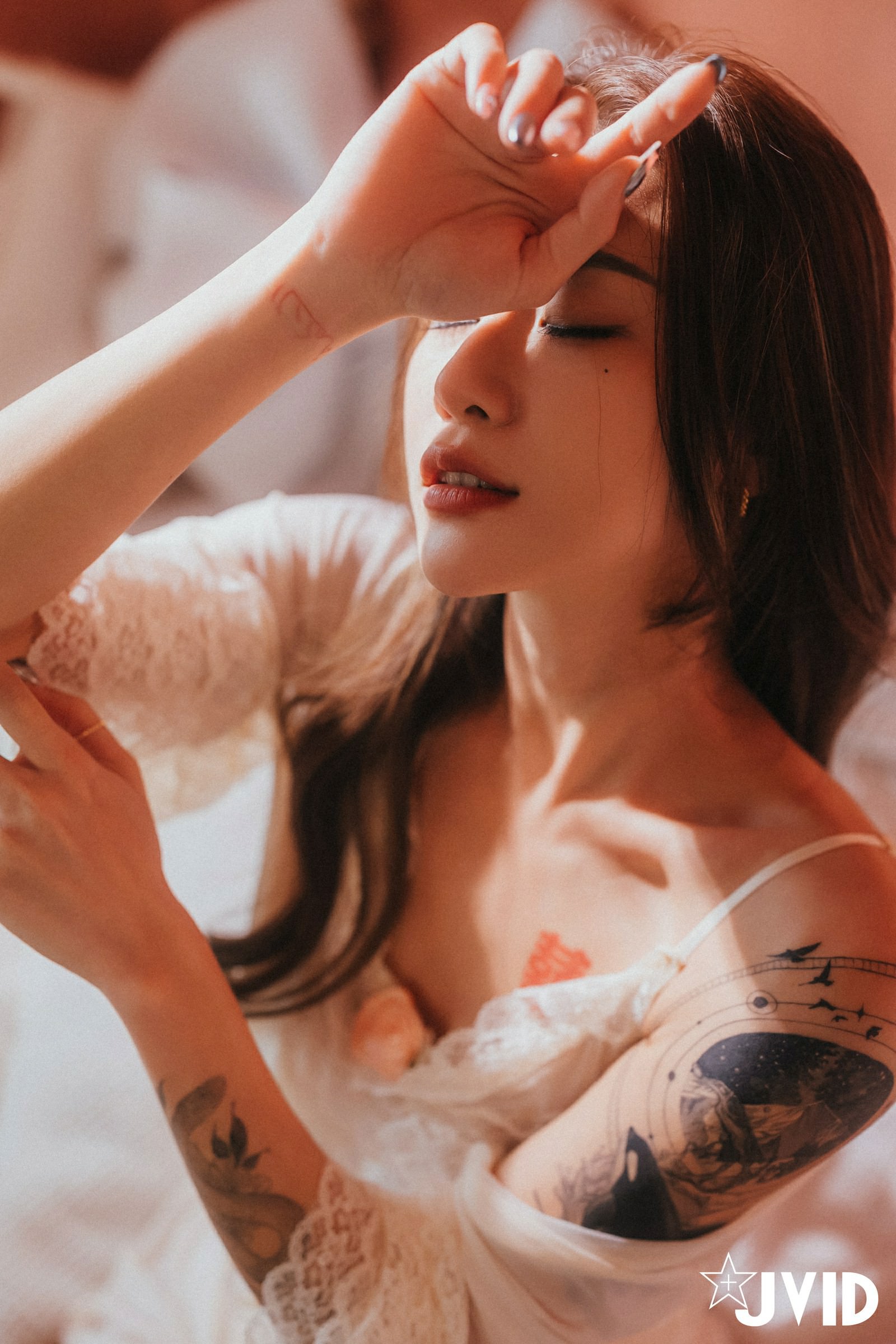 [JVID] Lara 雙囍 – 獨留的時光 與雙囍纏綿在浪漫花房的情緒與身體交流