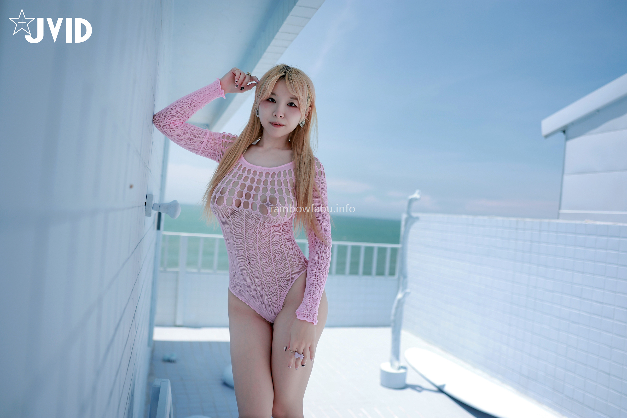 [JVID] 黎菲兒 – 超巨乳菲兒穿著超性感粉色連身洞洞泳裝