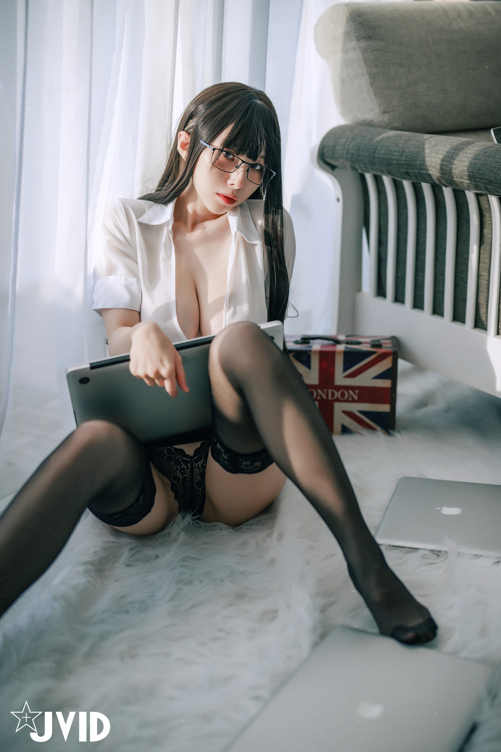 [JVID] 黎菲儿 – 超完美巨乳-色色的女同事加班时の脱衣诱惑