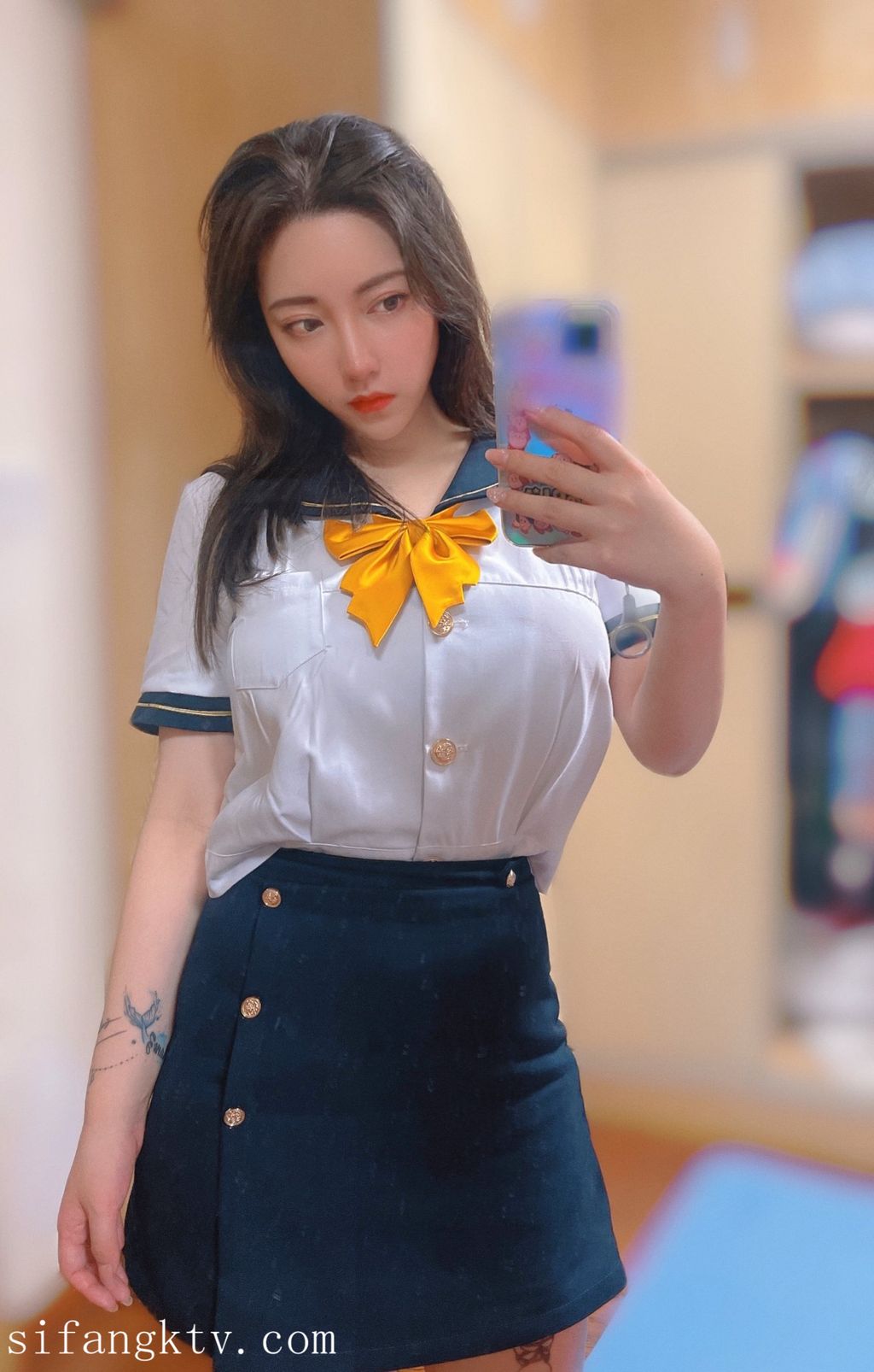 酒月： 极品巨乳 人前露出私拍