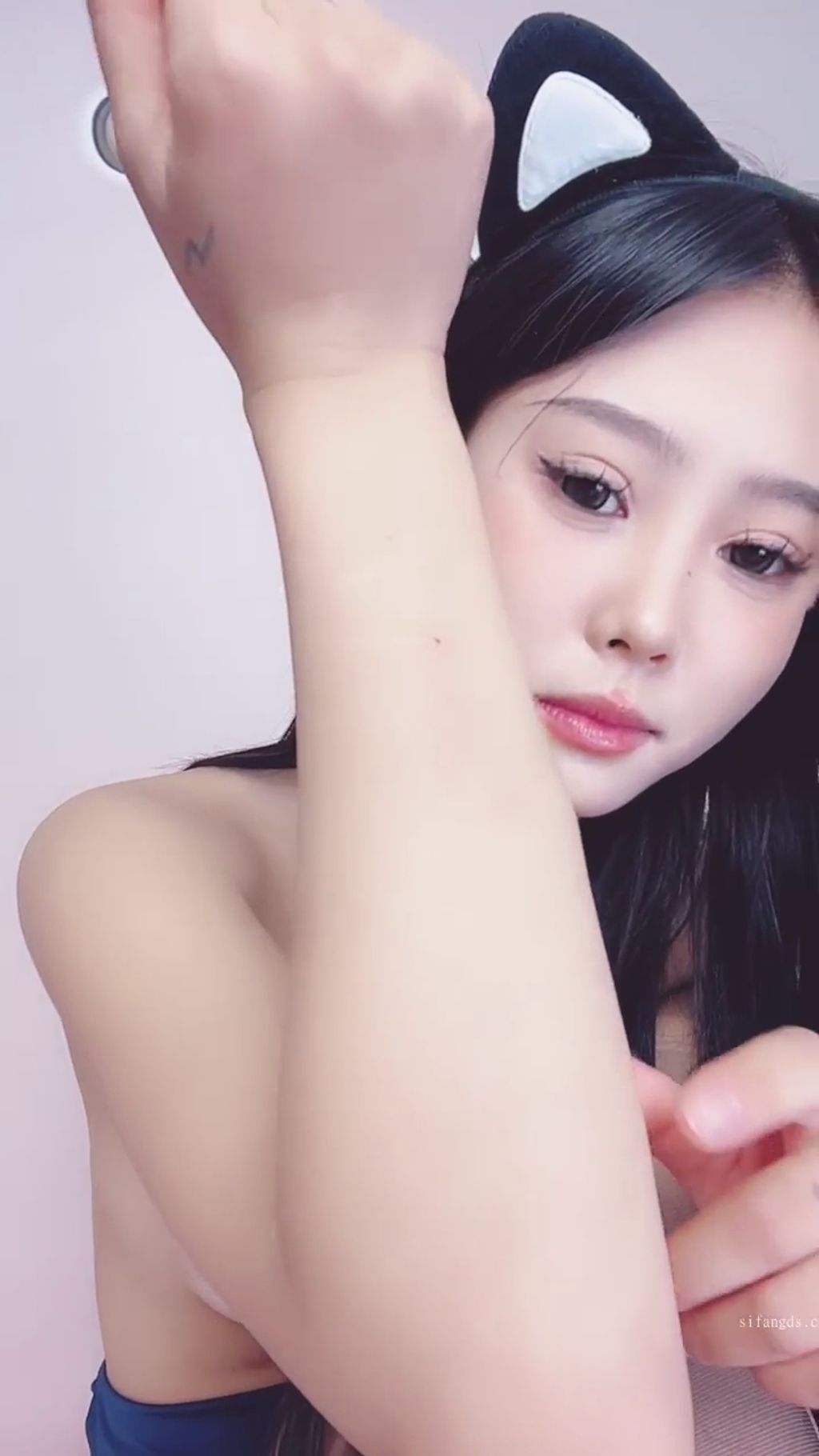 19水嫩： 黑丝女神 高跟女仆装