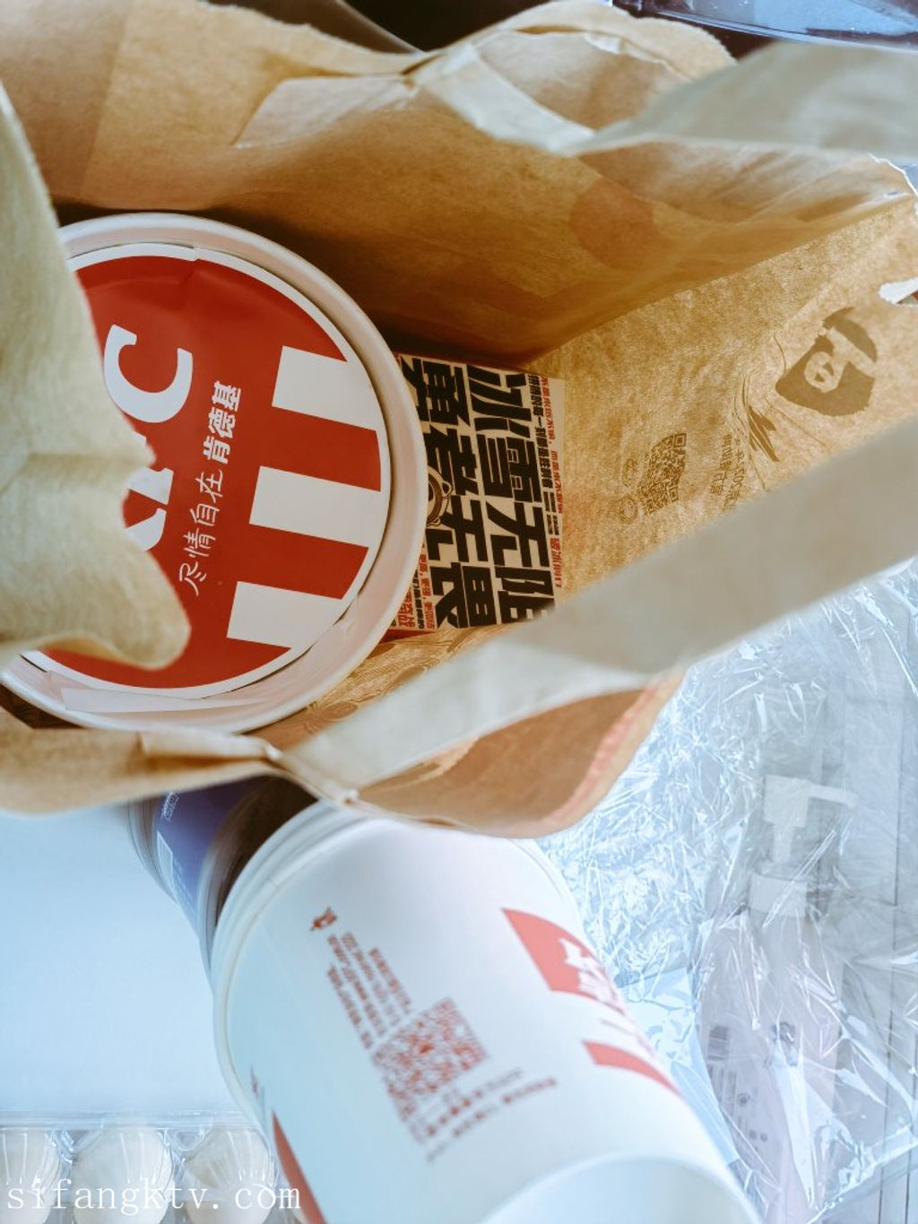 酒月： 极品巨乳 人前露出私拍