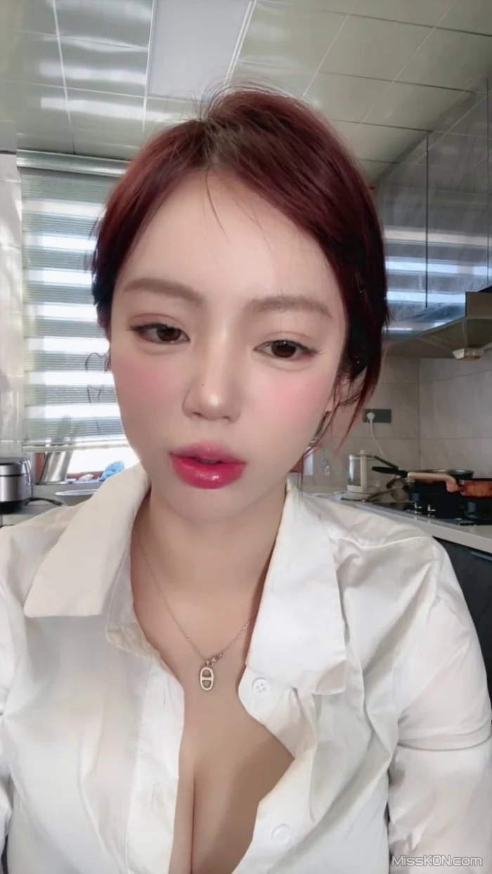 美美子Ya： 多彩随缘播外围 上下真空诱惑 道具喷水秀 #01