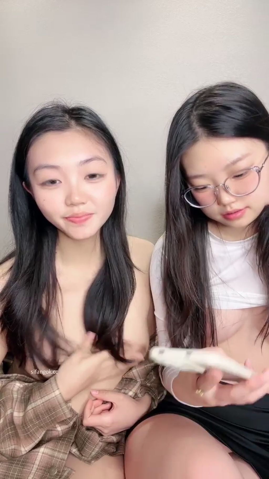 雯雯茜茜： 欲女双学妹 剧情演绎 勾引技师 外卖小哥 #04