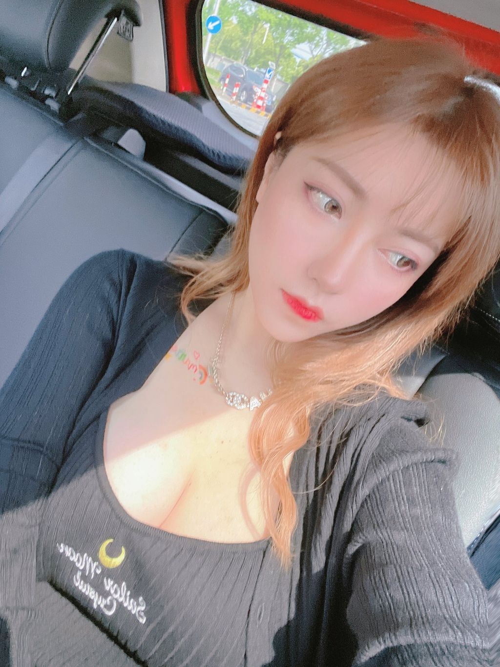 酒月： 极品巨乳 人前露出私拍