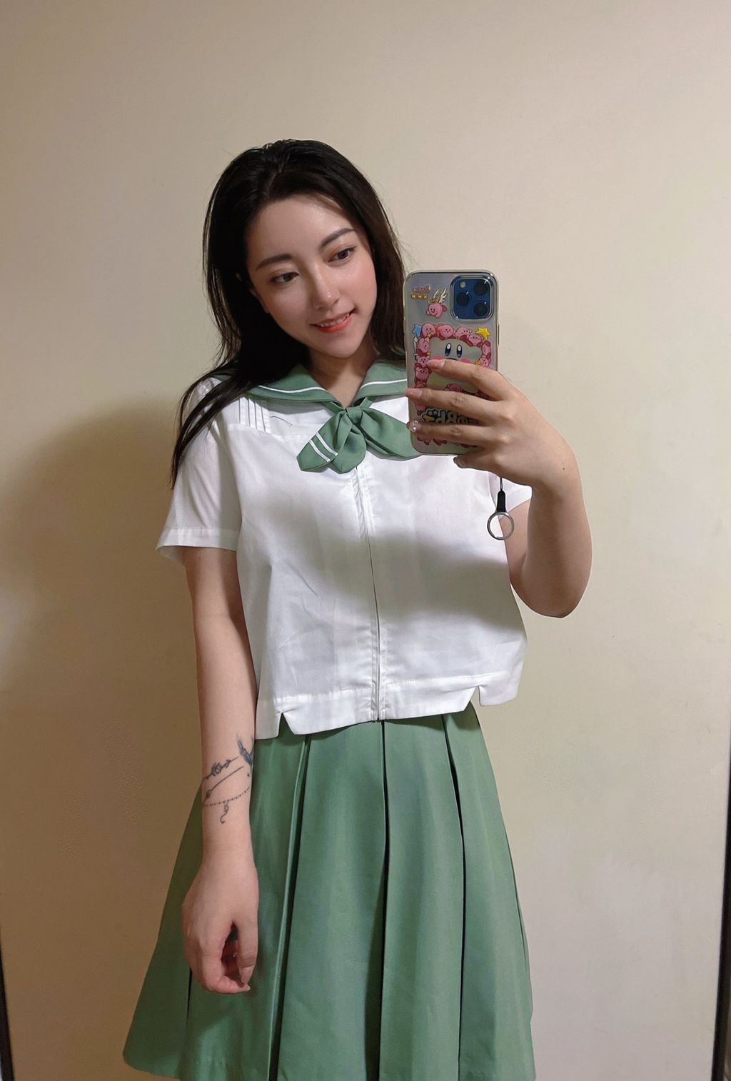 酒月： 极品巨乳 人前露出私拍