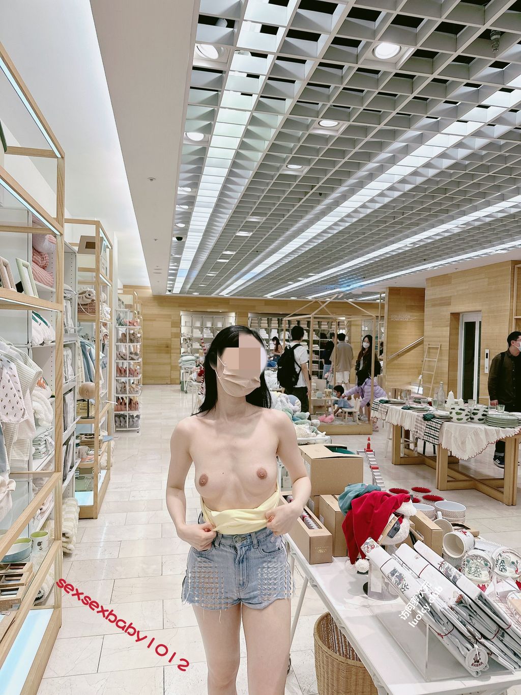 [OtherXXX] 薇安安： 极品福利姬 人前露出福利订阅