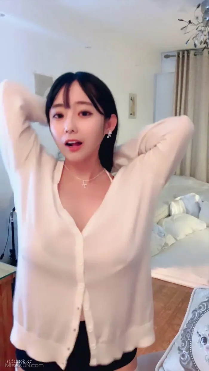小灵儿： 丰满水嫩女神来袭 超大巨乳裸舞