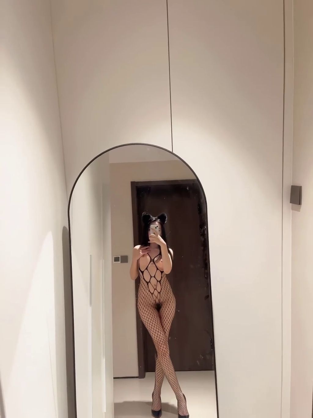 甜桃： 超高颜值 极品身材反差炸裂 玩法花样百出