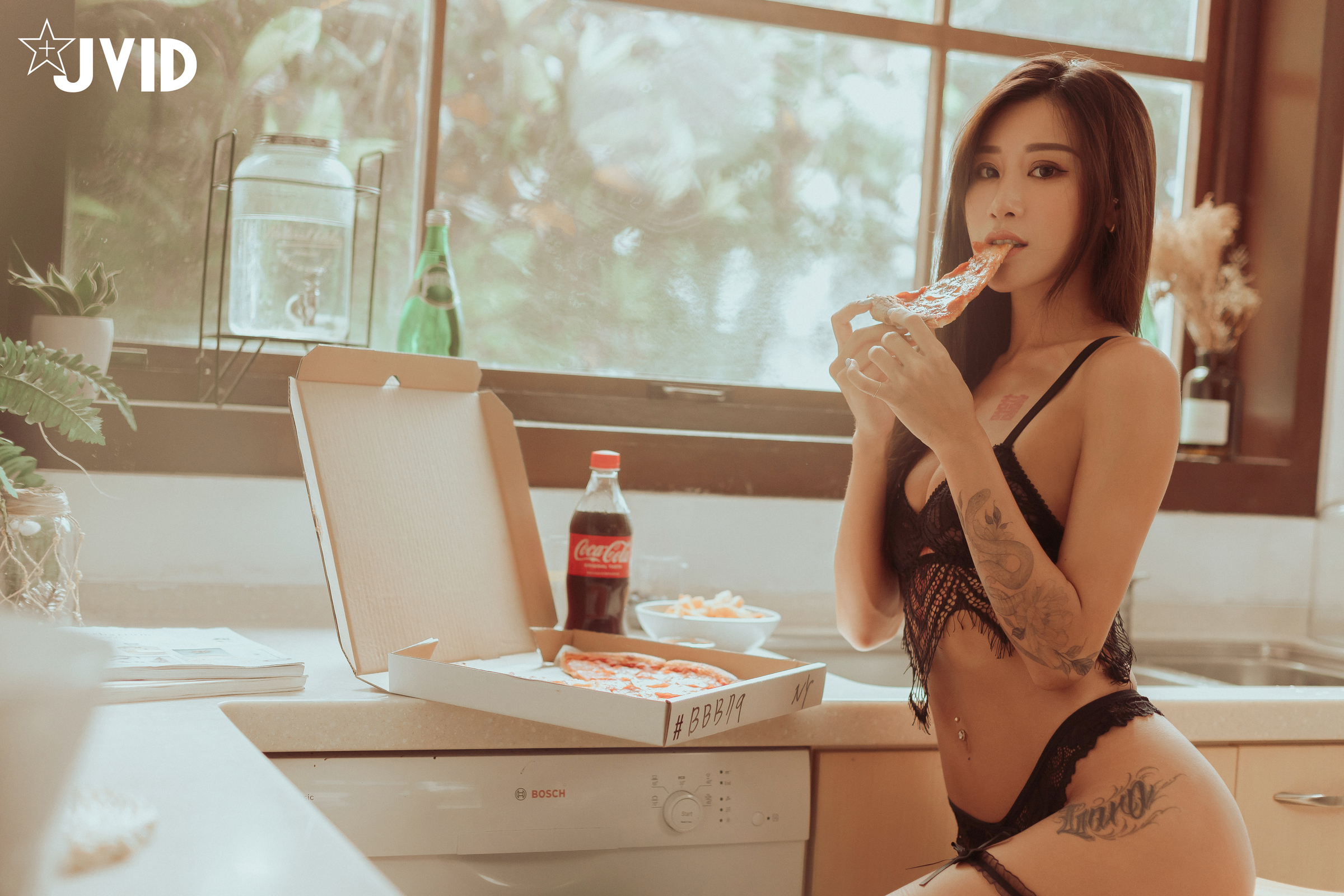 [JVID] Lara 雙囍 – 『全裸、美乳、美尻』陽光女孩雙囍 到家中挑逗你