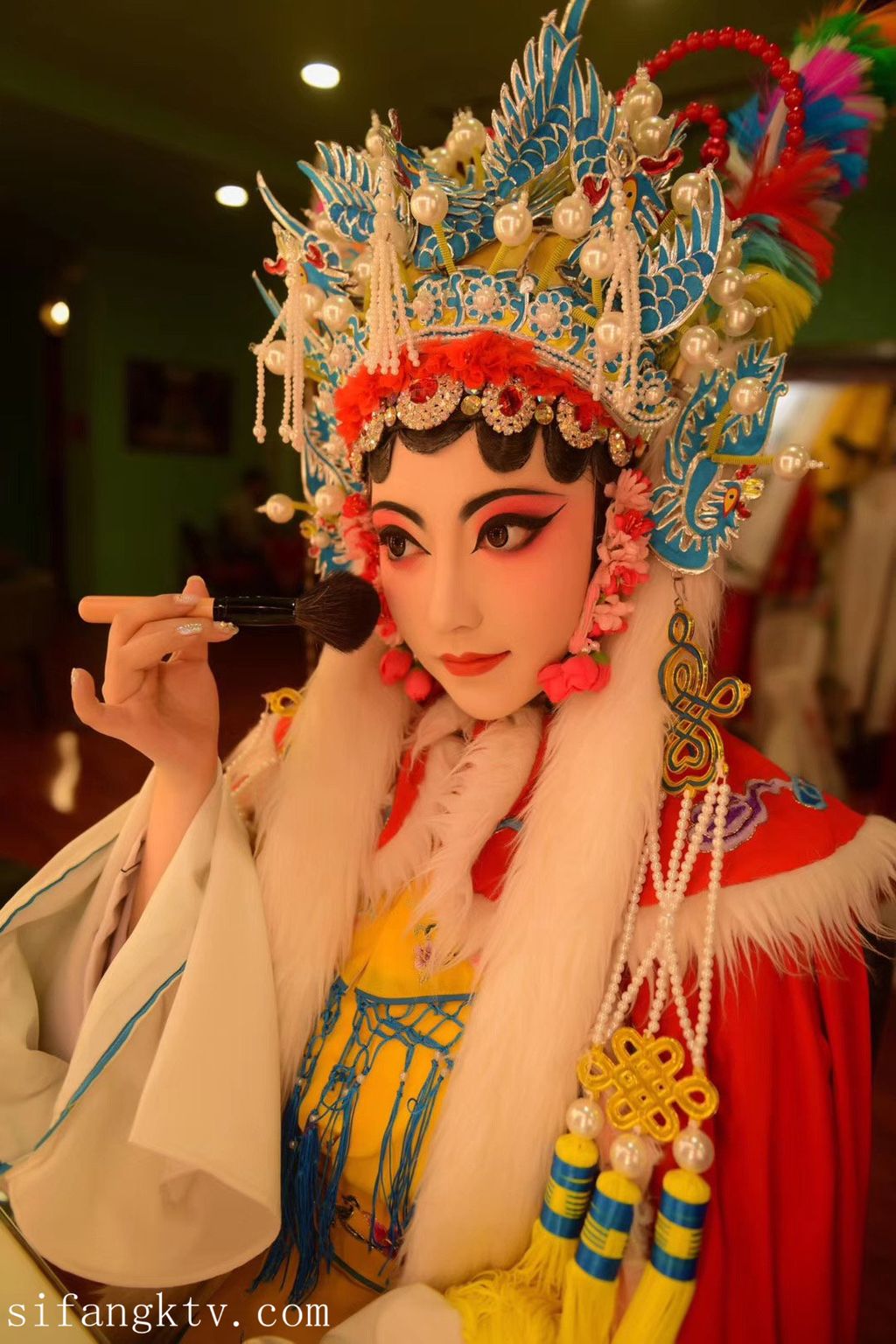 酒月： 极品巨乳 人前露出私拍