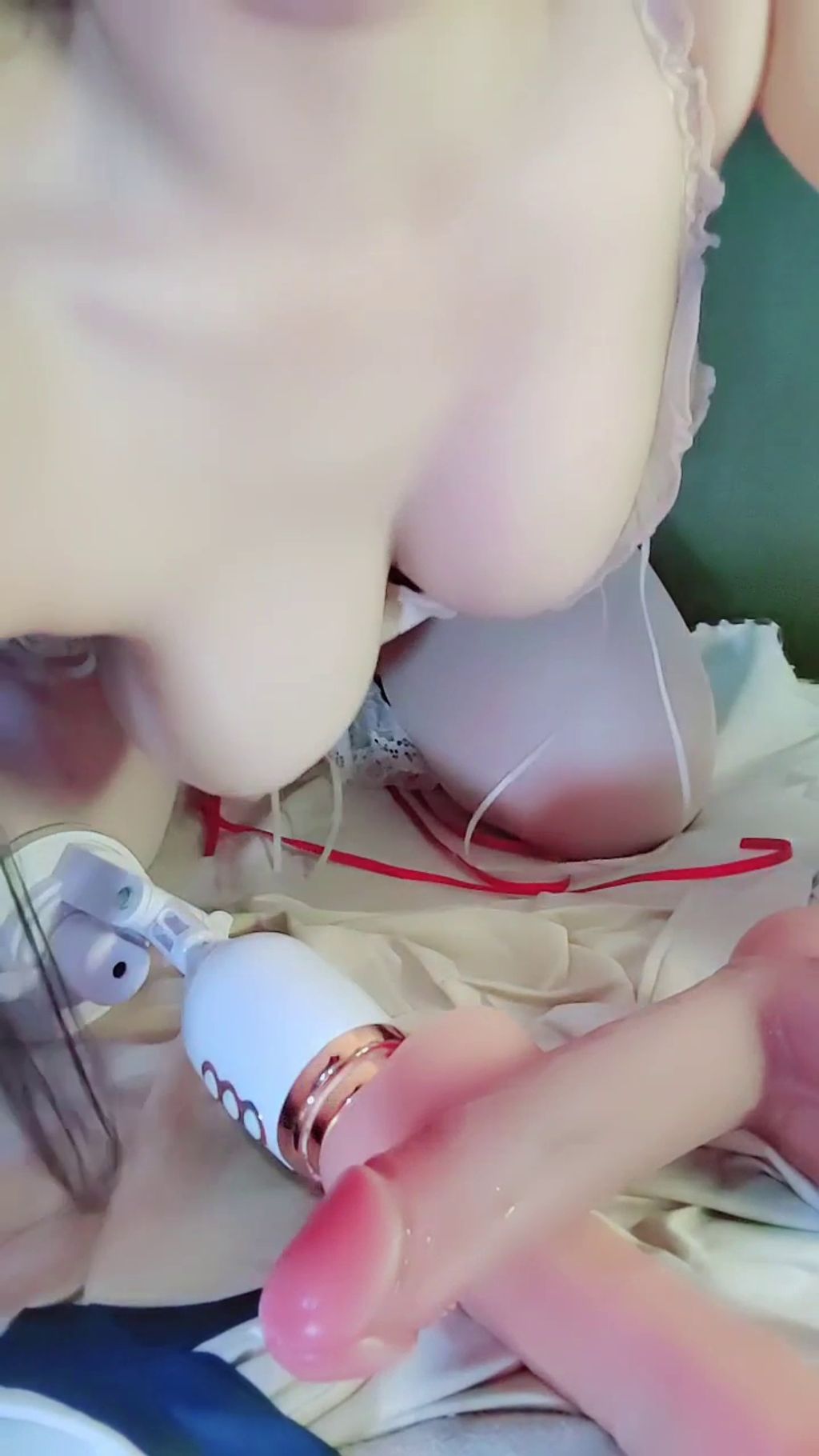 少萝乐乐： 十九岁粉嫩少萝 年度最美一线天嫩鲍