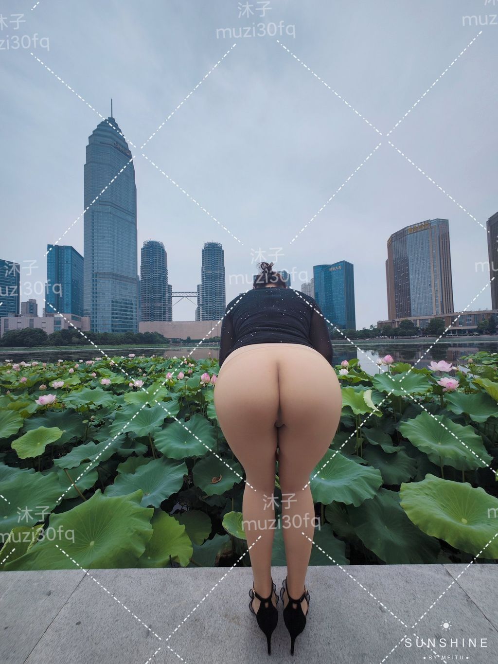 [OtherXXX] 沐子： 人前露出极品人妻