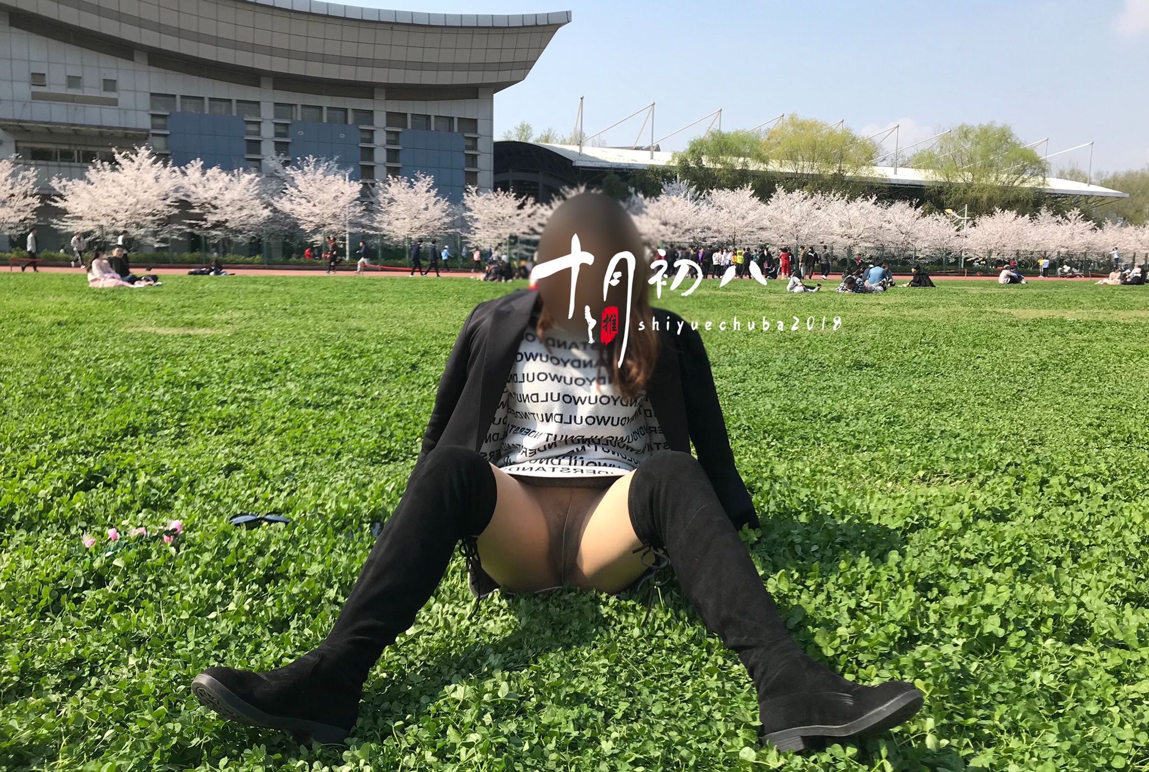 十月初八： 人前露出私拍合集