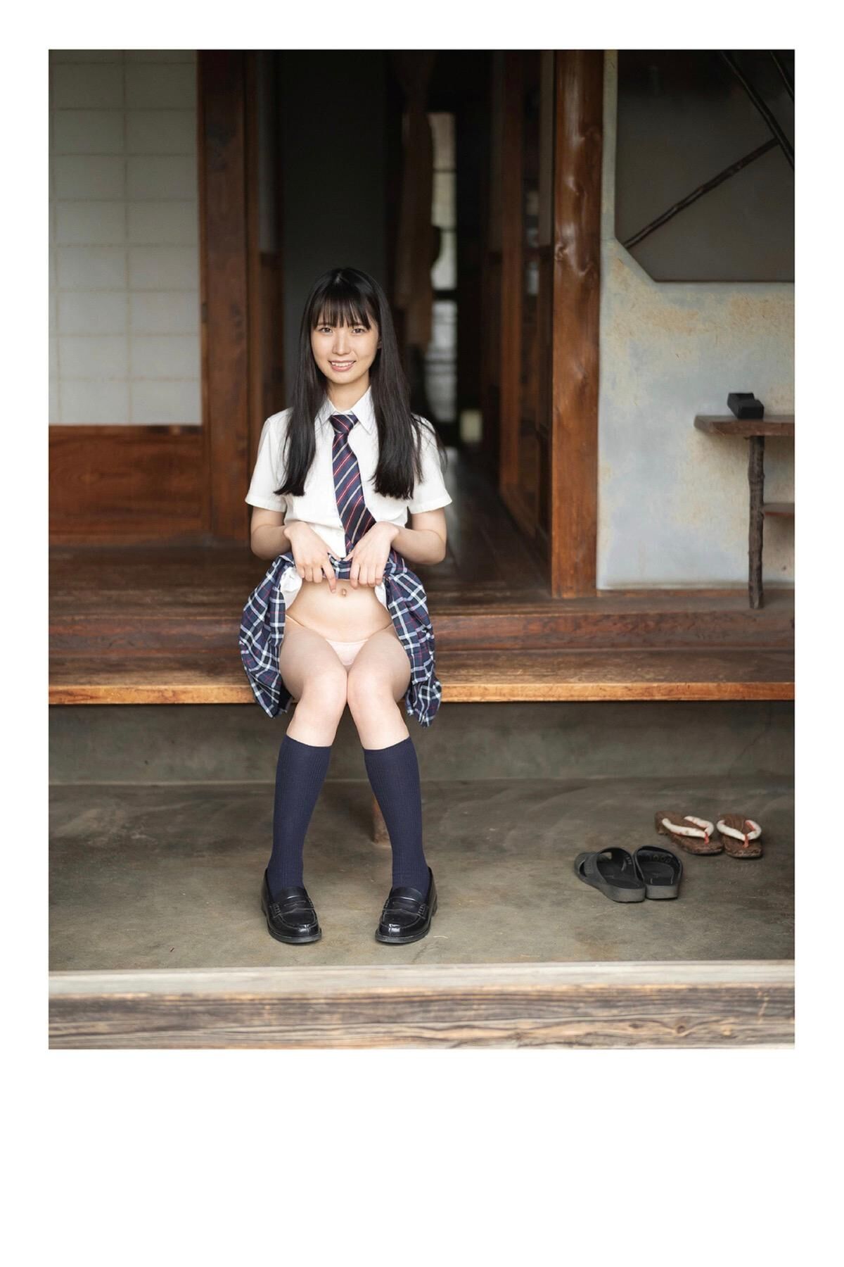 PANCHIRA - 全編制服パンチラ写真集 02
