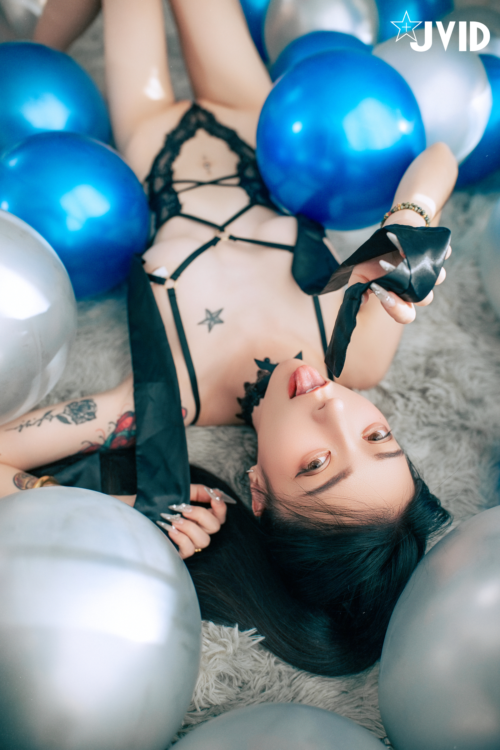 [JVID] 飄飄哥 – 【最狂尺度生日特輯／極細丁無膚膠】色色の裸體生日趴－飄飄慶生被脫光光塗抹奶油超細線丁無膚膠擠出誘人駱駝蹄屁股翹高背後位視角超色慾超誘人裸體奶油慶生影片熱映中