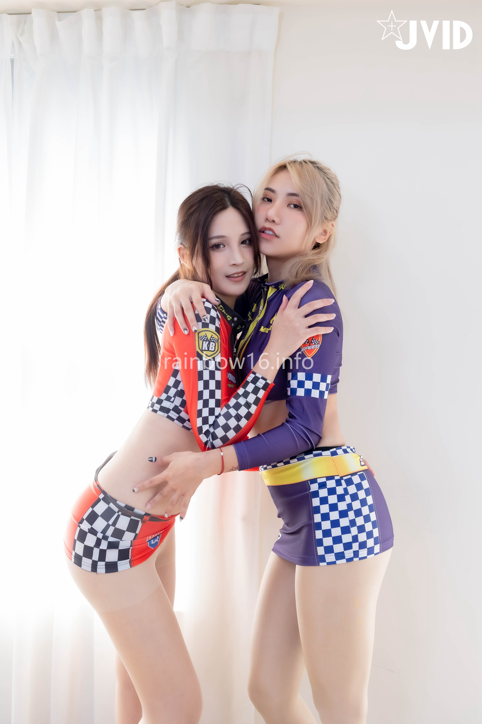 [JVID] 伊芙蝶 & Ash艾希 – 【四點全露】首次合體珍藏❤ 賽車女郎油亮絲襪美腳蕾絲邊誘惑