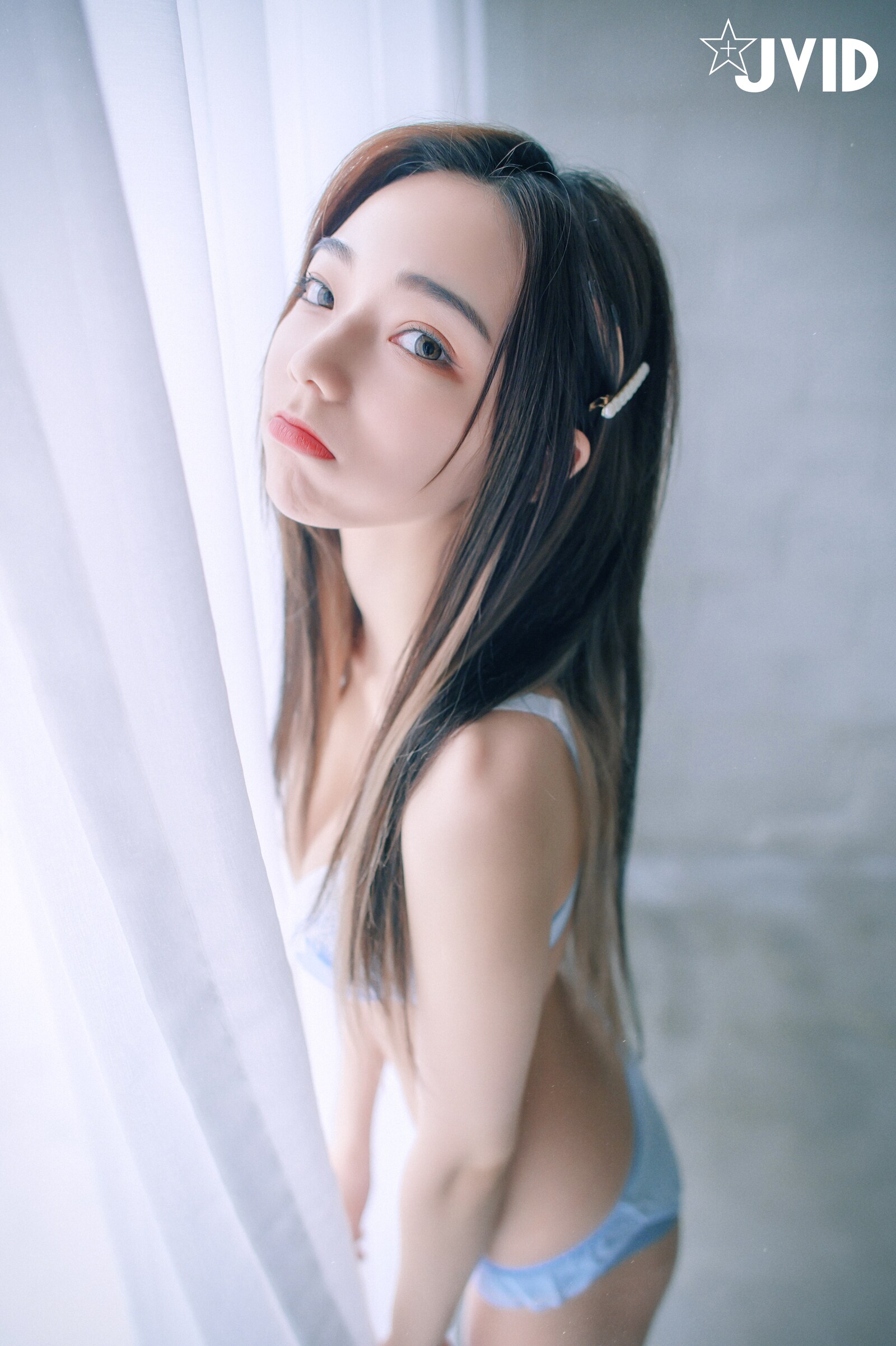 [JVID] 啾啾 – 清純小女孩啾啾如今秀色可餐，小褲褲下的形狀好誘人
