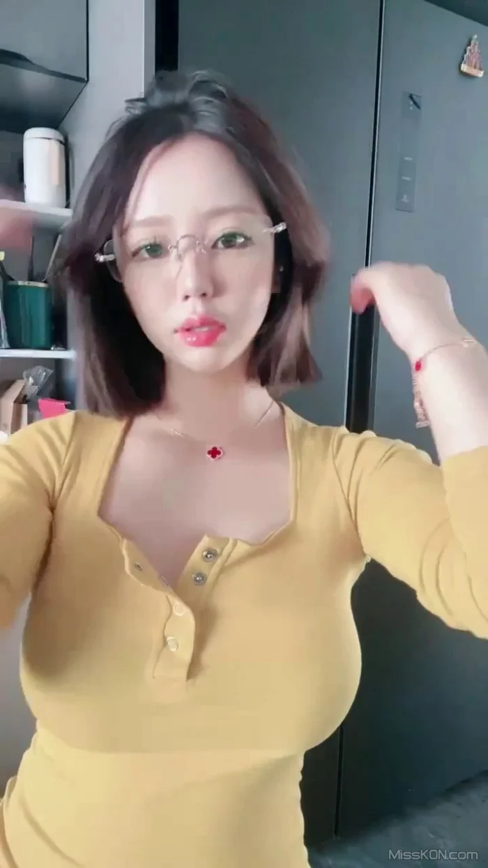 美美子Ya: 多彩随缘播外围 上下真空诱惑 道具喷水秀 #02 2 美美子Ya: 多彩随缘播外围 上下真空诱惑 道具喷水秀 #02
