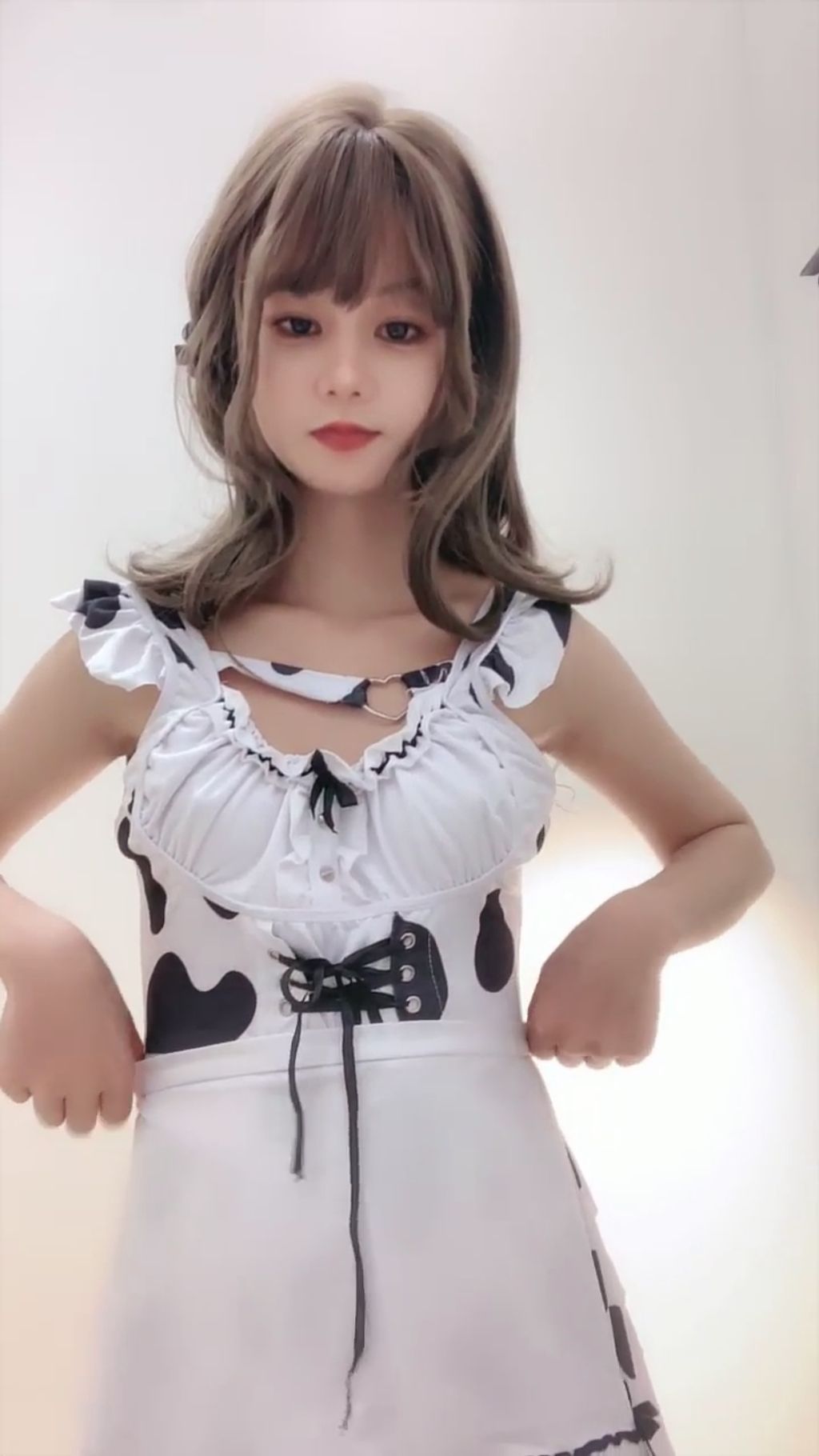 立定猫咪： 新晋女神裸舞 颜值一流 收费房道具秀