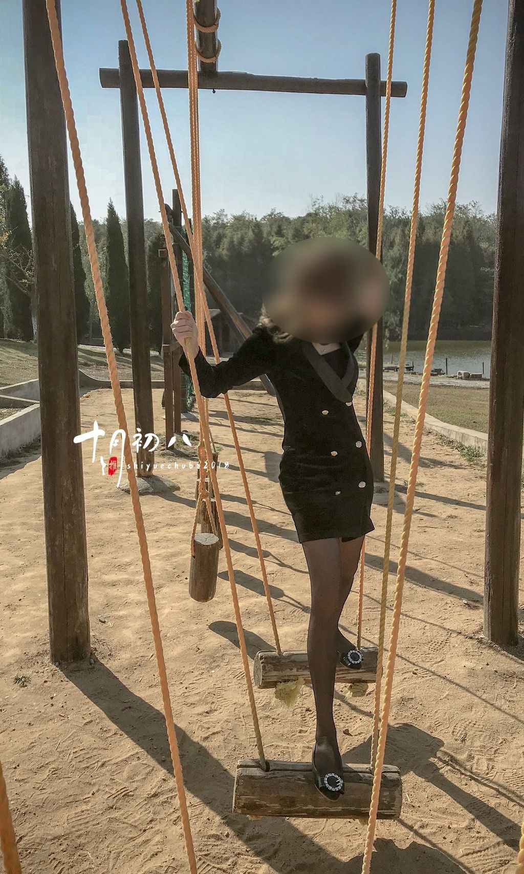 十月初八： 人前露出私拍合集