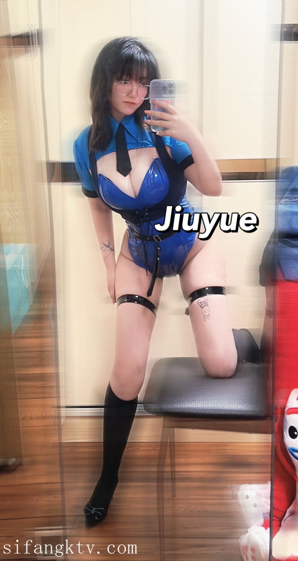 酒月： 极品巨乳 人前露出私拍