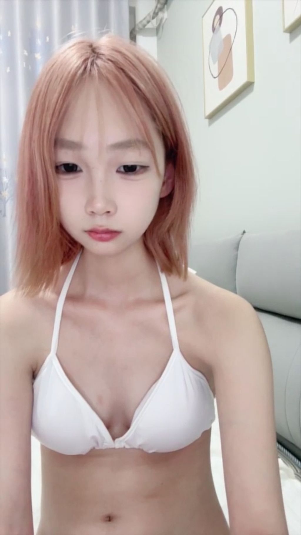 小涵： 古灵精怪 校花女神
