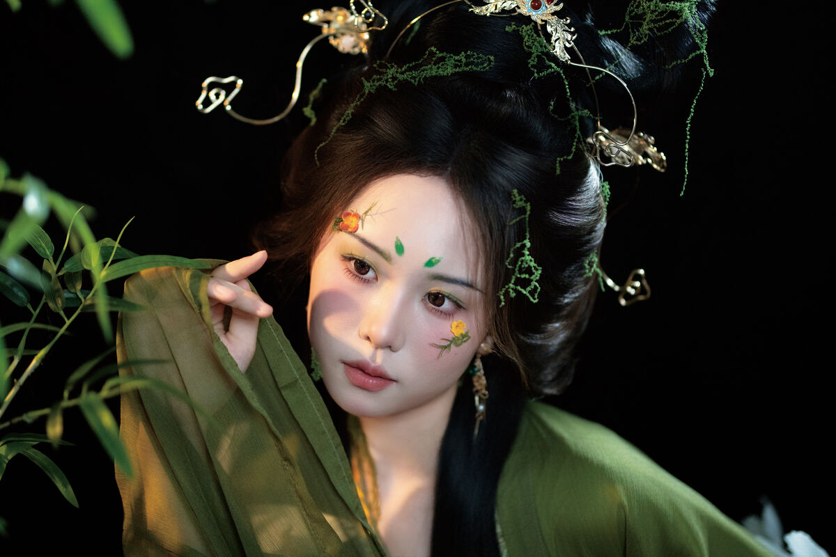 YiTuYu艺图语 Vol.10298 Fei Teng De Mi Zhou