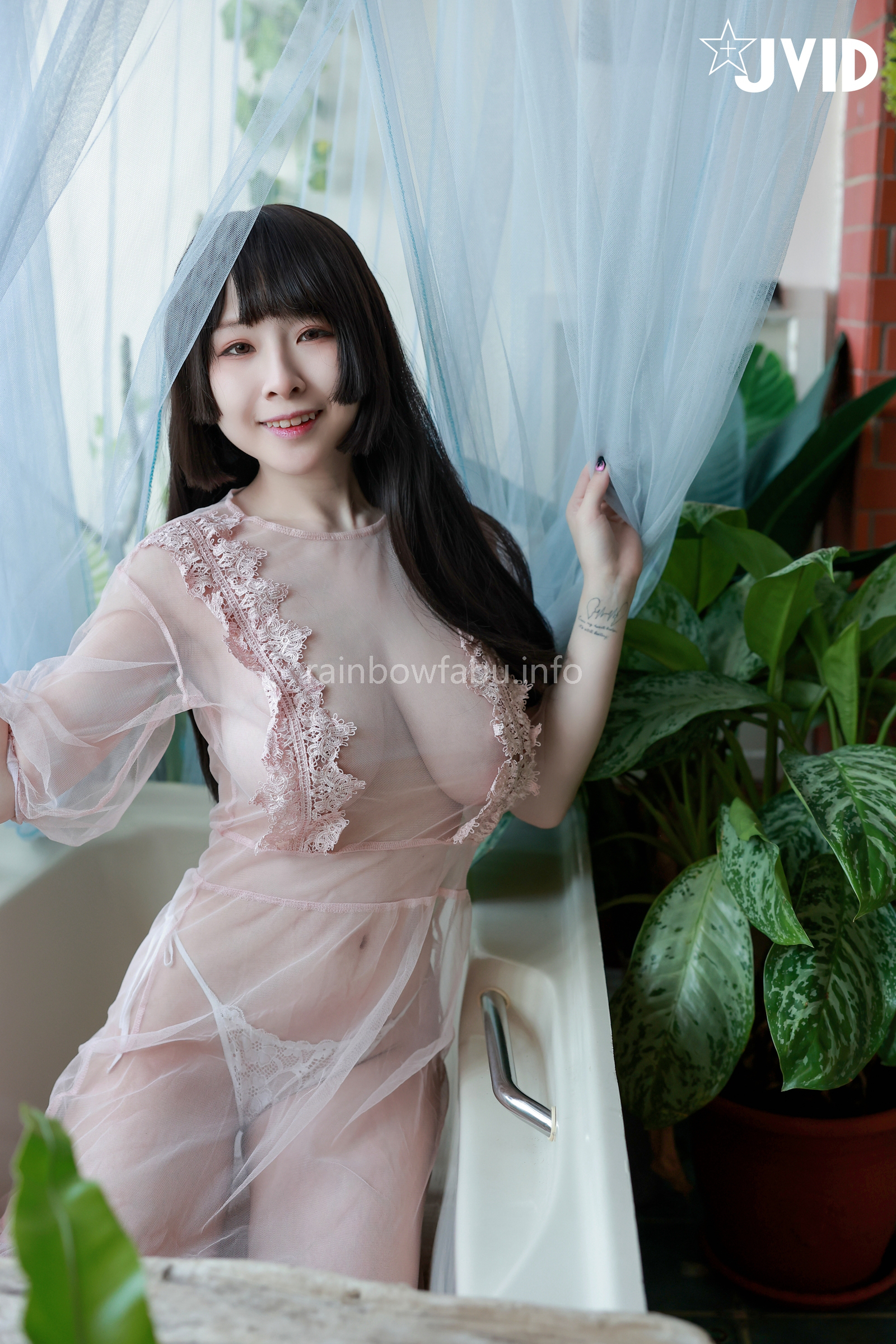 [JVID] 黎菲兒 – 菲兒在花叢中蹦出誘人巨乳彈出渾圓翹臀。極限邊緣的挑逗