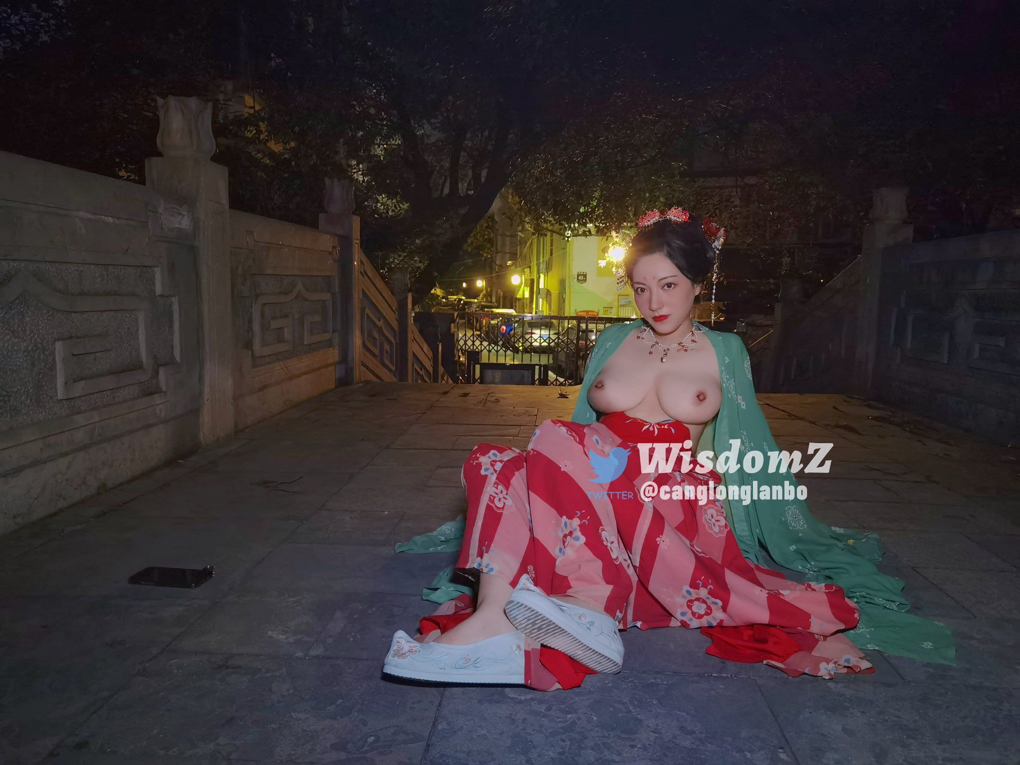 酒月： 极品巨乳 人前露出私拍