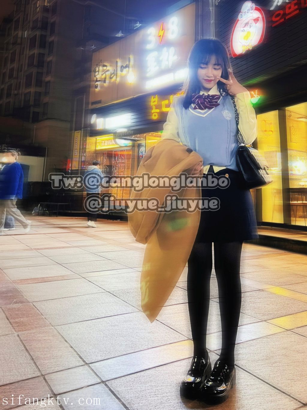 酒月： 极品巨乳 人前露出私拍