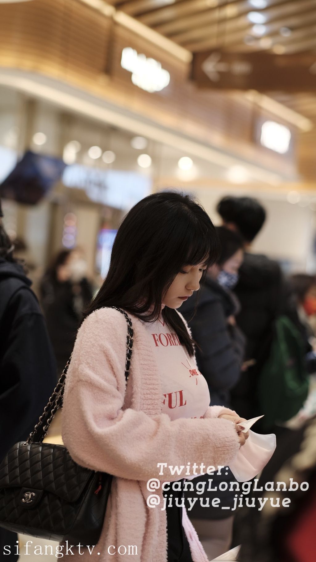 酒月： 极品巨乳 人前露出私拍