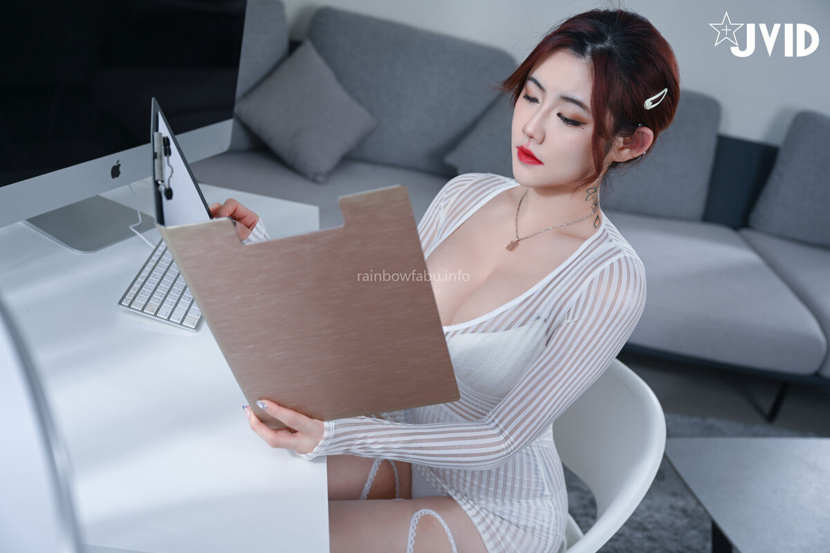 Fei Jue Na 費爵娜 - 上班時胸部掉出來的女同事費爵娜我止住鼻血好心向前提醒 Part01