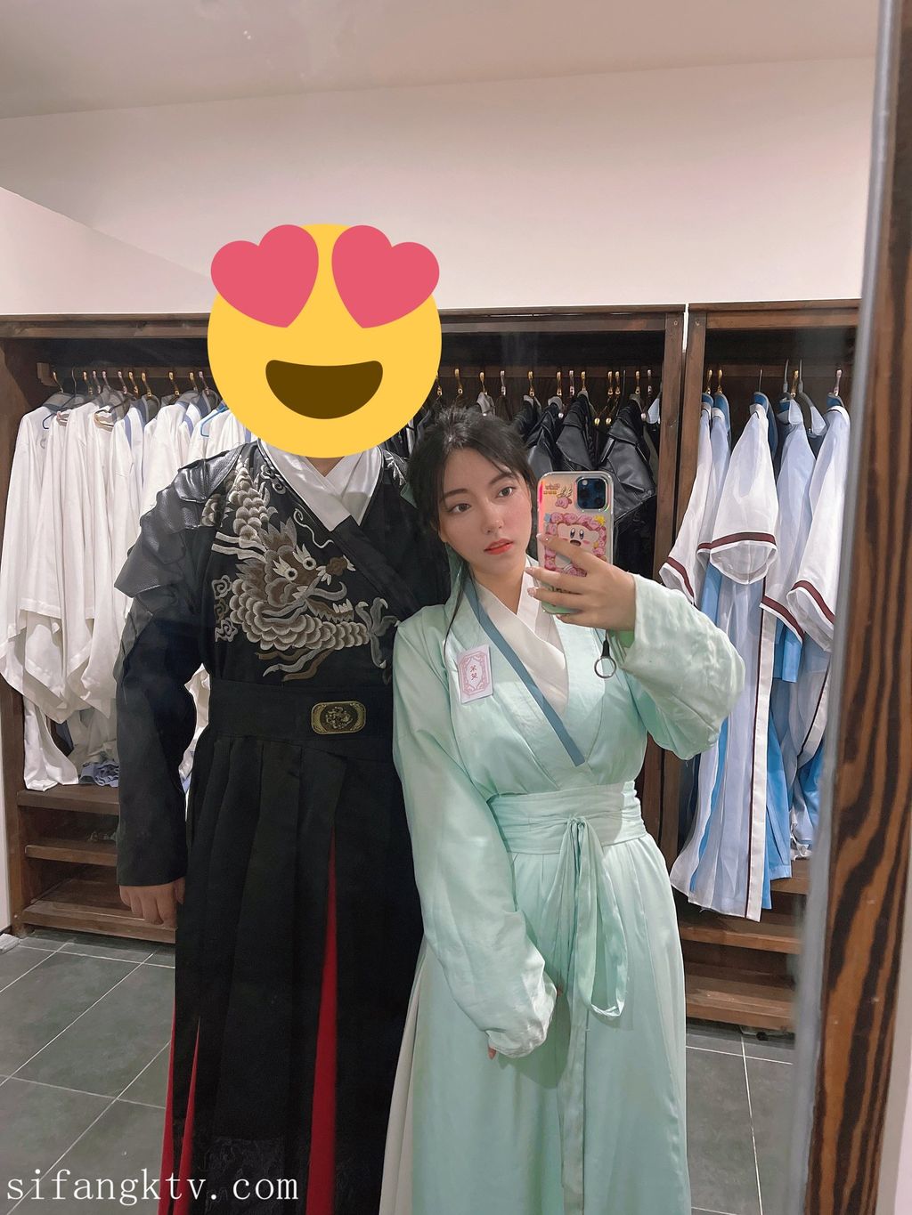 酒月： 极品巨乳 人前露出私拍