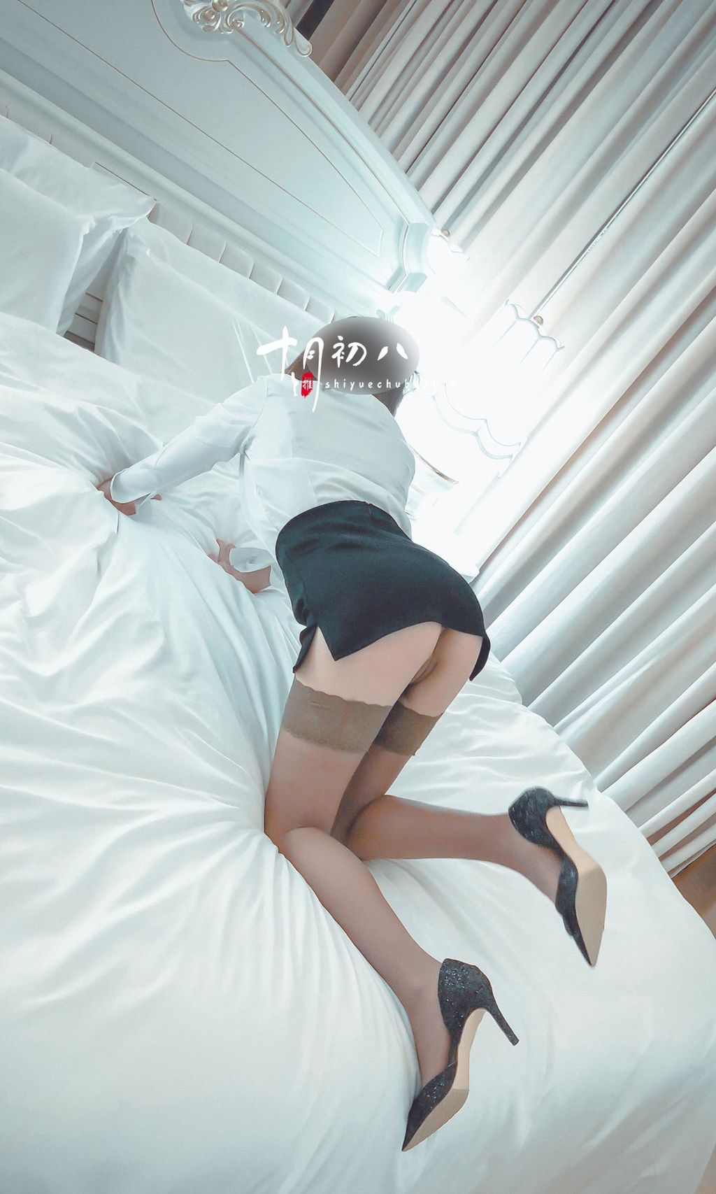 十月初八： 人前露出私拍合集