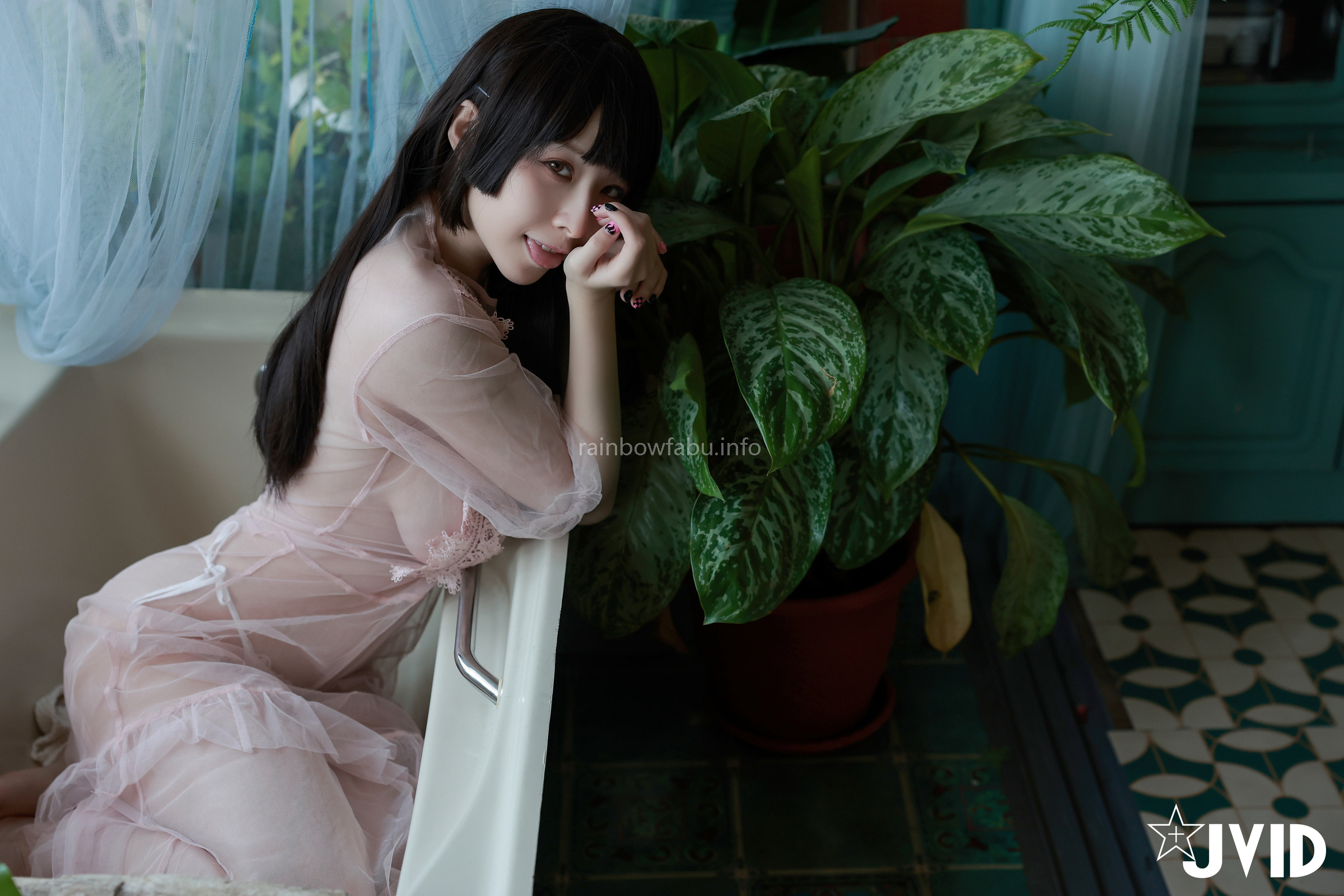 [JVID] 黎菲兒 – 菲兒在花叢中蹦出誘人巨乳彈出渾圓翹臀。極限邊緣的挑逗