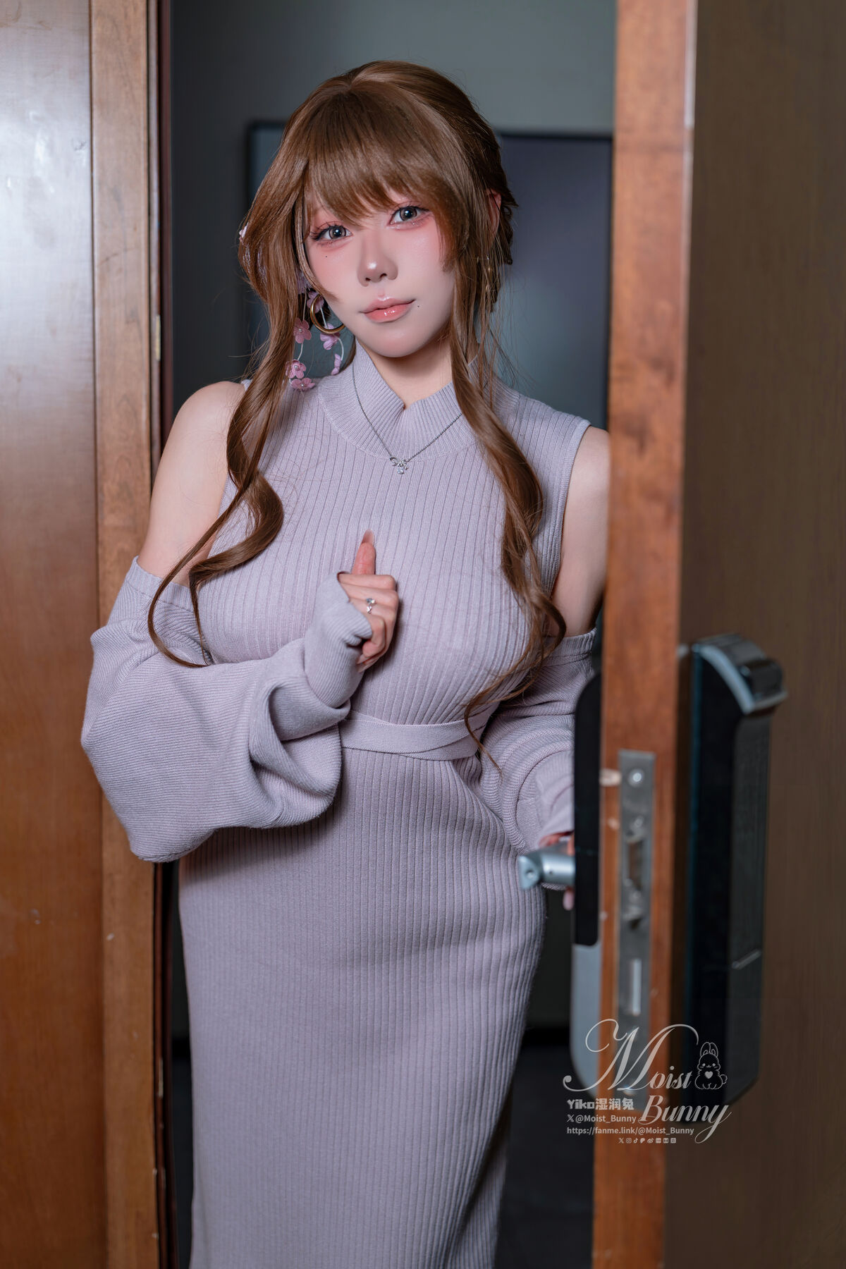 Coser@黏黏团子兔 - 2601月作品 在丈夫身边 Part01