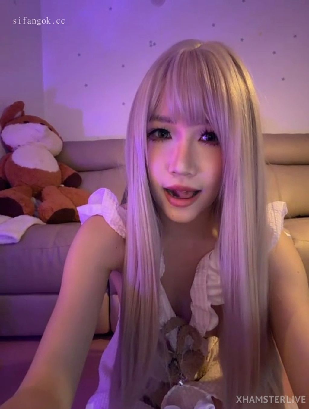 yoyo： 美到炸裂 20岁少女道具秀