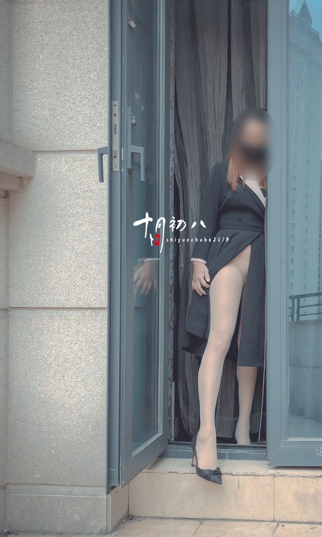 十月初八： 人前露出私拍合集