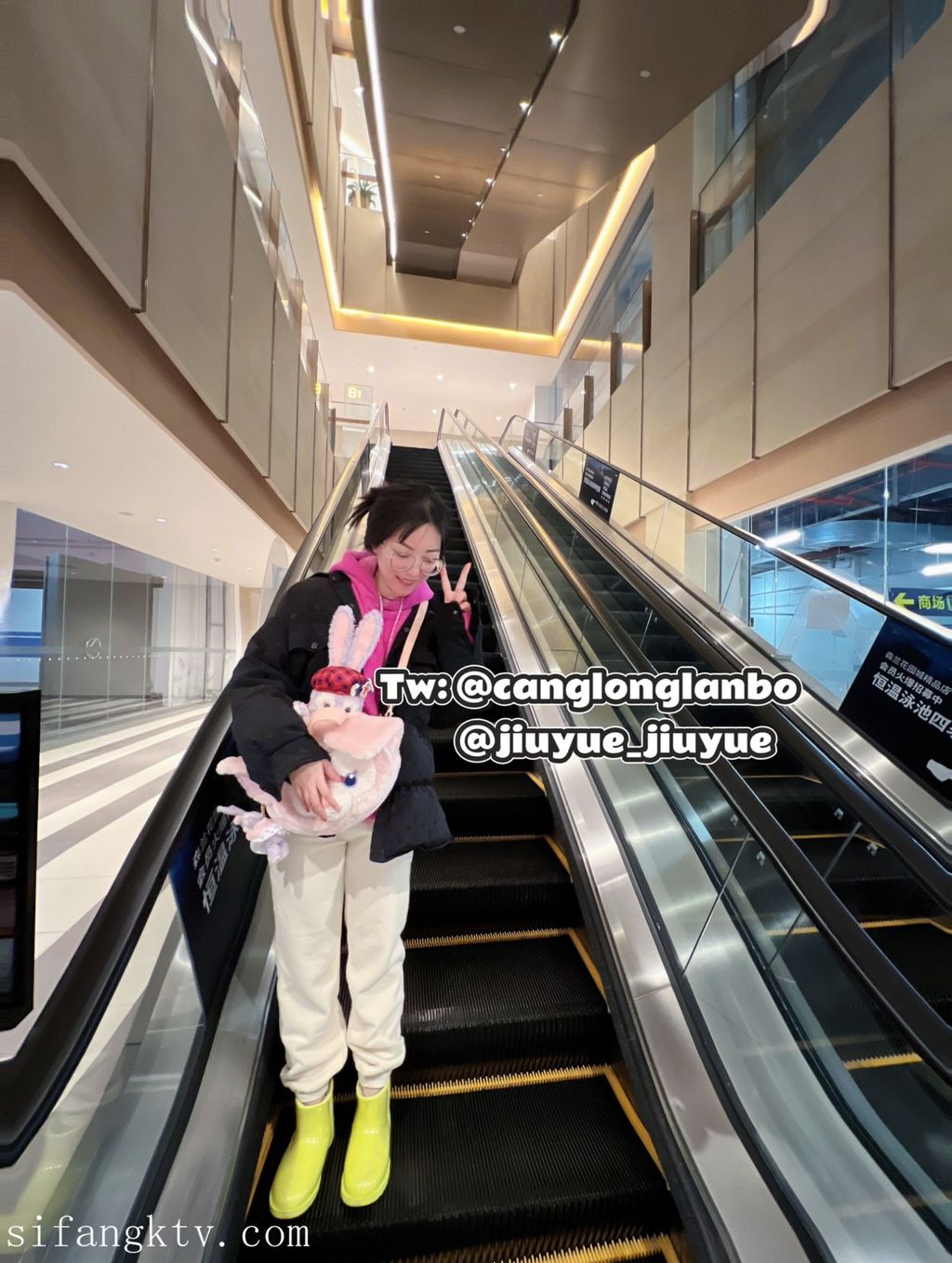 酒月： 极品巨乳 人前露出私拍