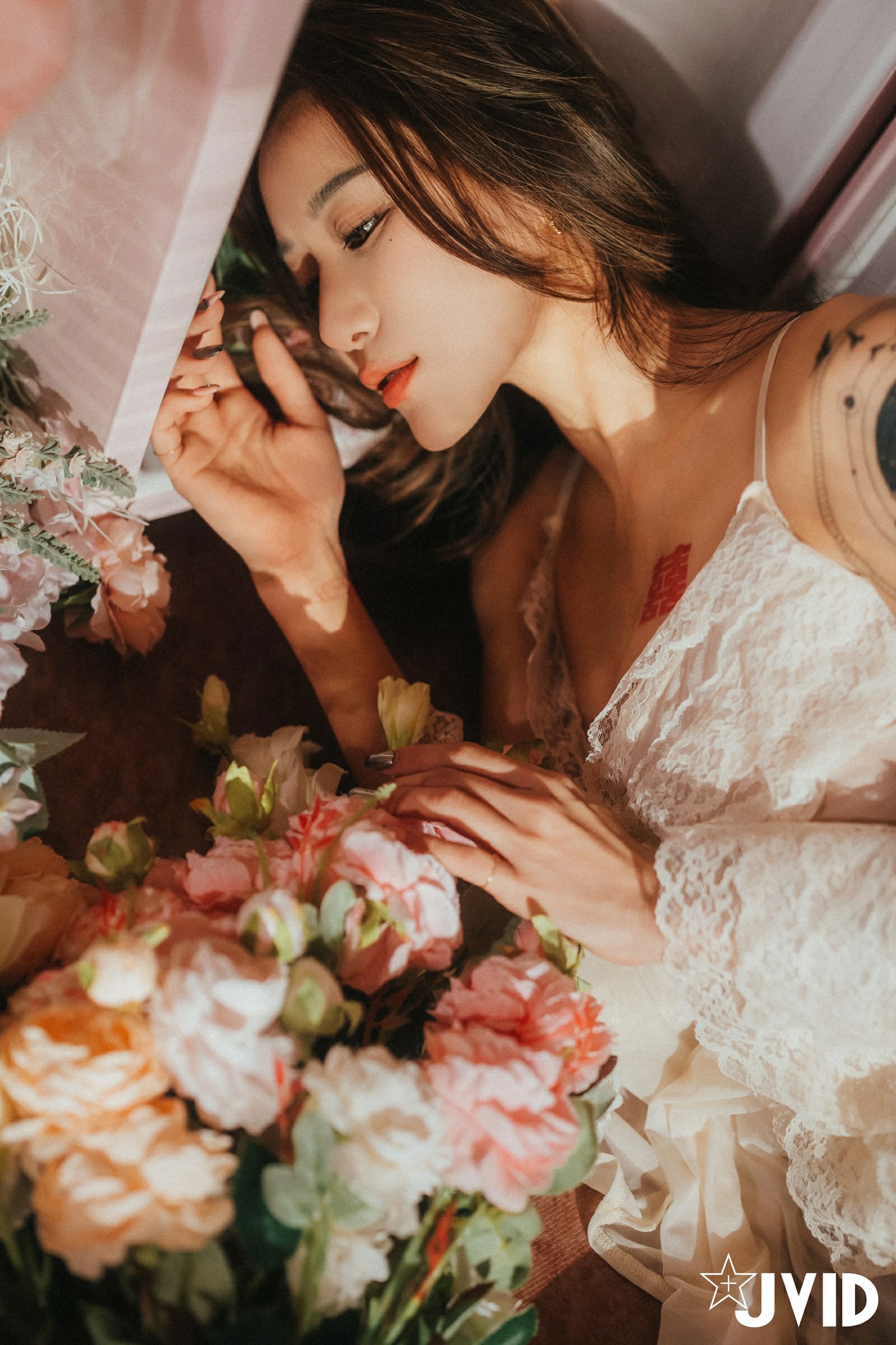 [JVID] Lara 雙囍 – 獨留的時光 與雙囍纏綿在浪漫花房的情緒與身體交流