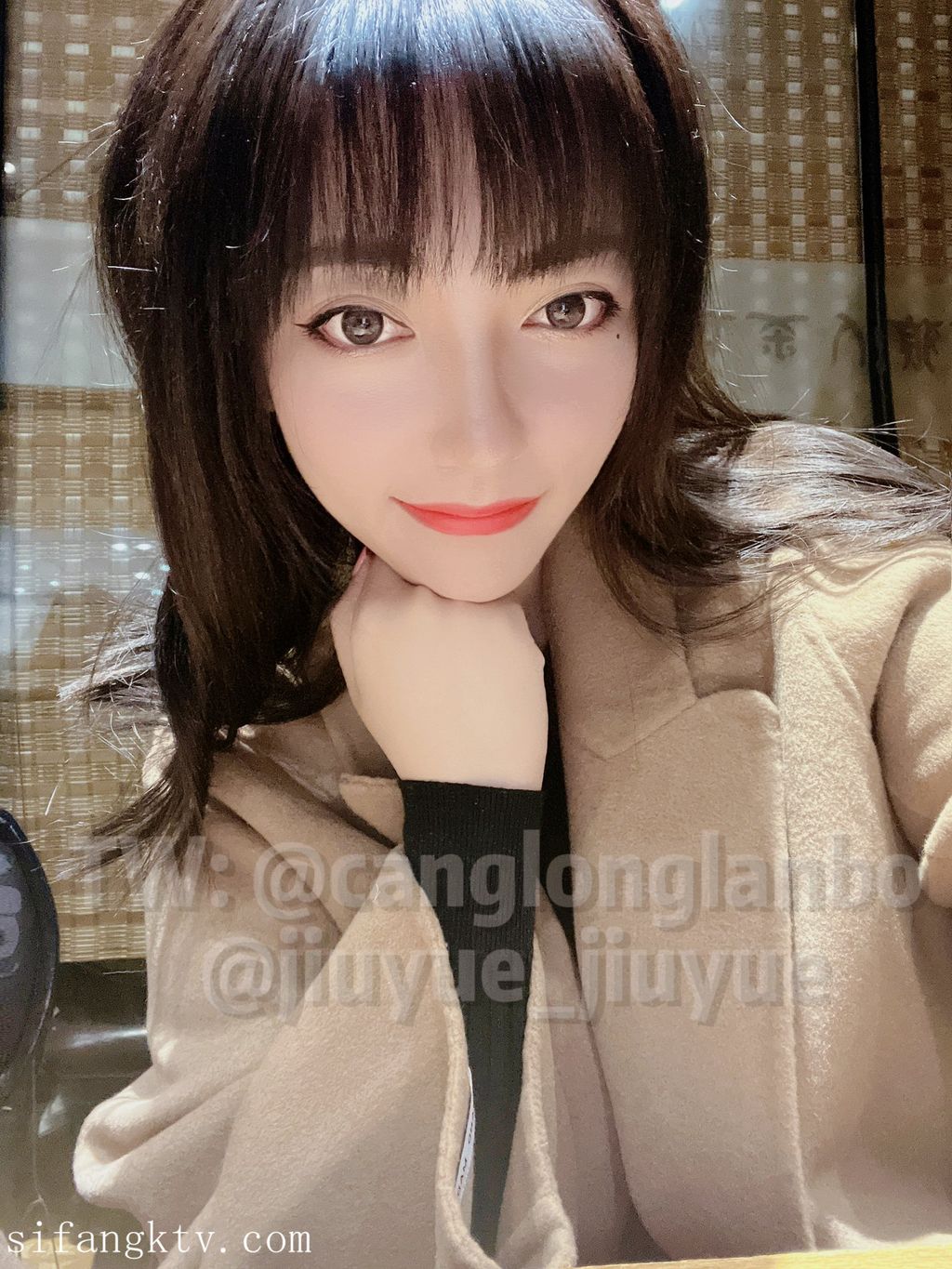 酒月： 极品巨乳 人前露出私拍