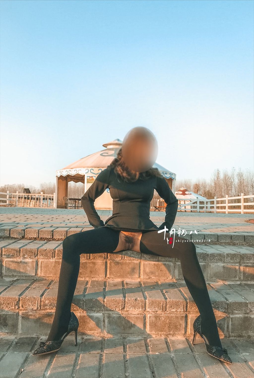 十月初八： 人前露出私拍合集