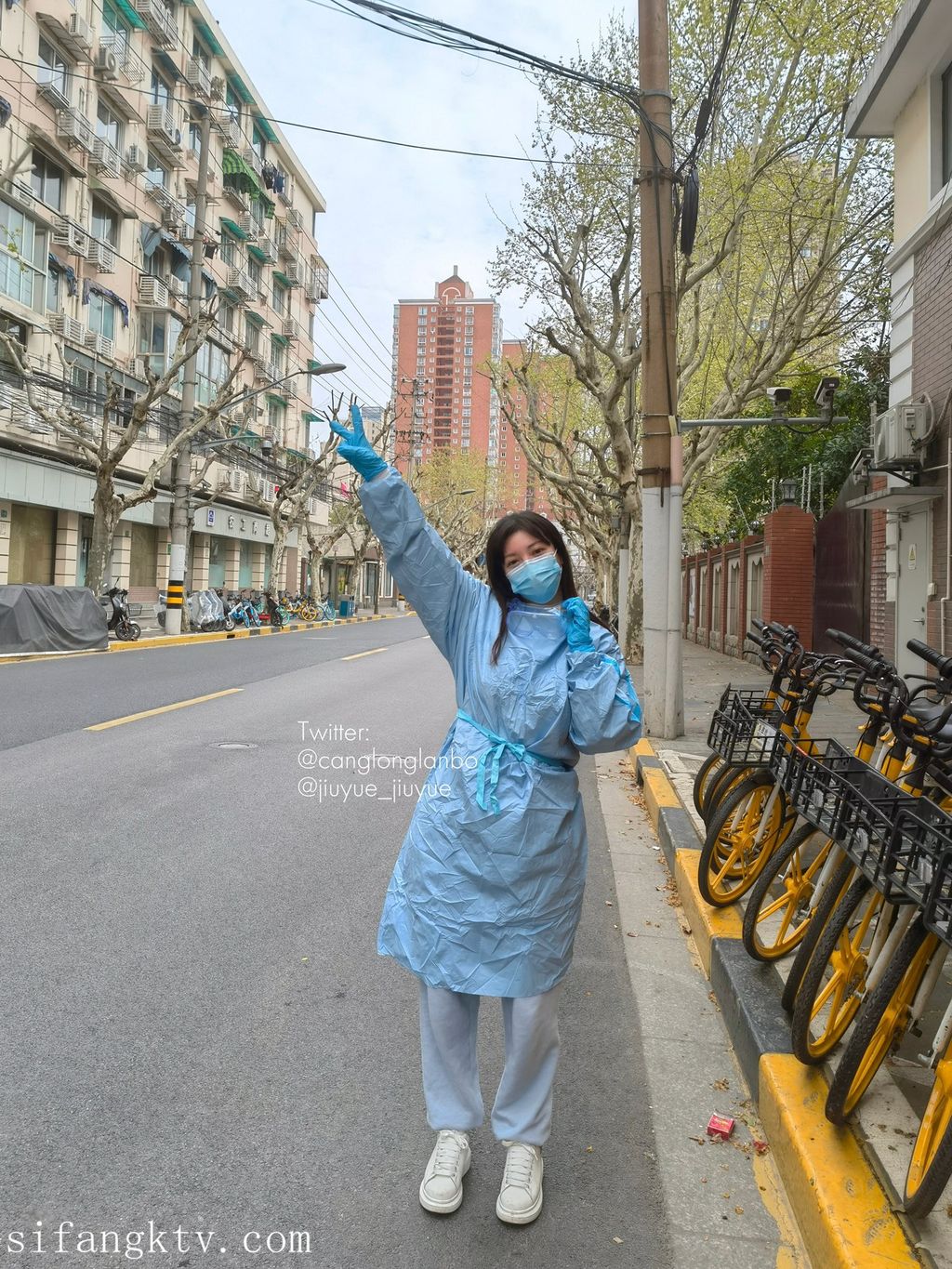 酒月： 极品巨乳 人前露出私拍